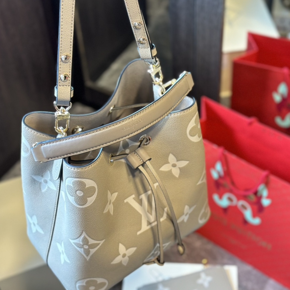 Louis Vuitton N Ono  Mm Cream 25Cm M45555