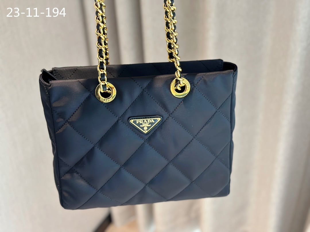 Prada Re Edition 1995 Chaîne Re Nylon Tote Bag Black 26Cm