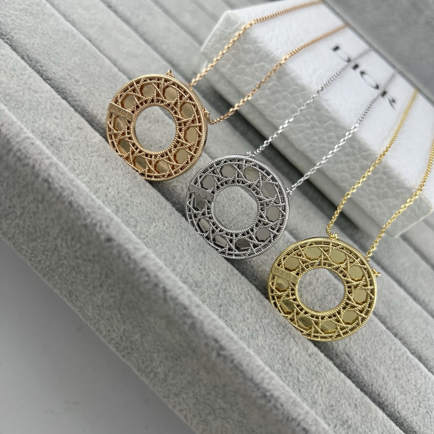 Large Pendant Necklace with Twisted-Wire Diamond-Pattern Design in Polished Gold