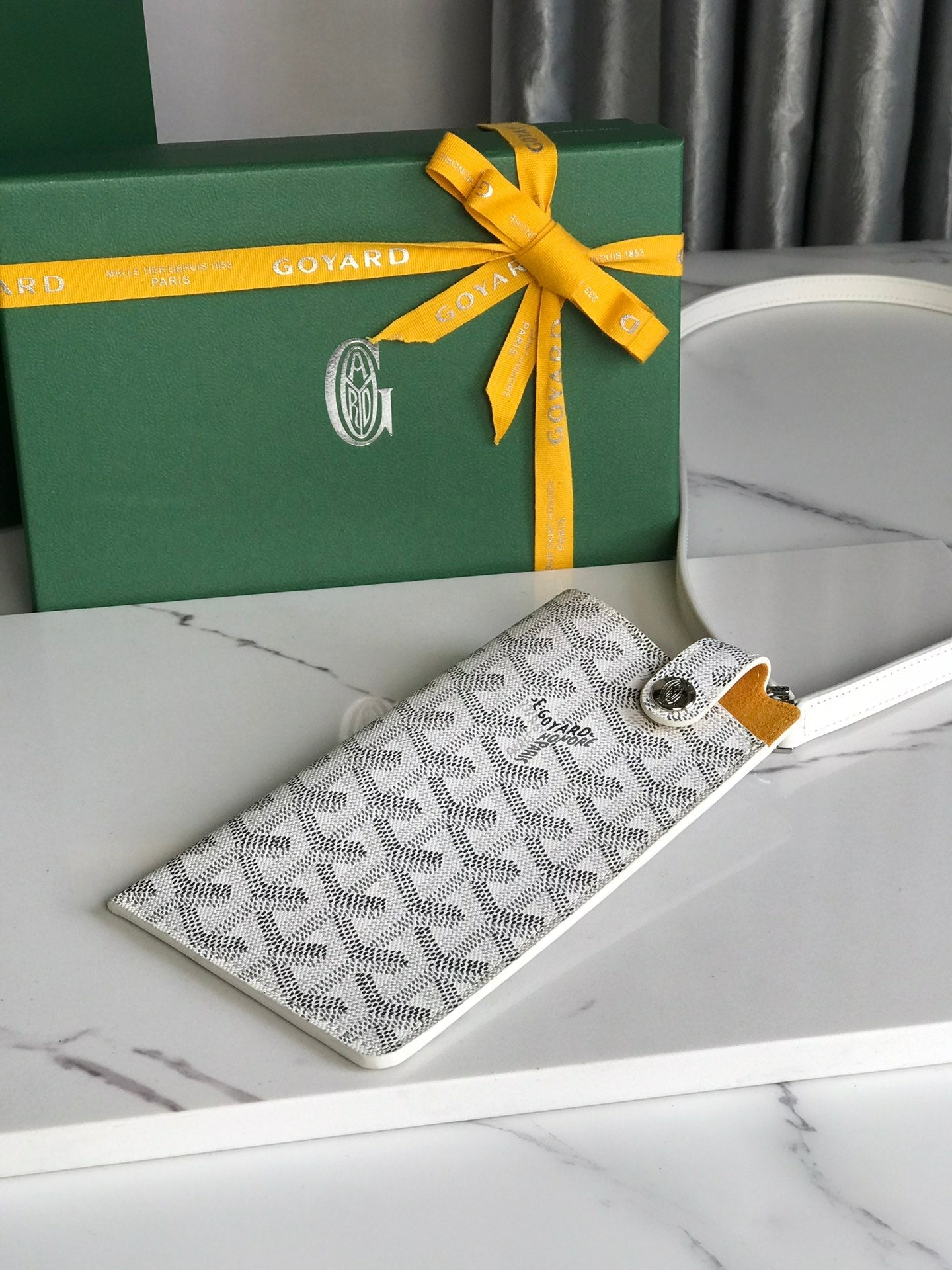 Goyard Montmartre Gm Case 18 Cm White Goyardine Canvas
