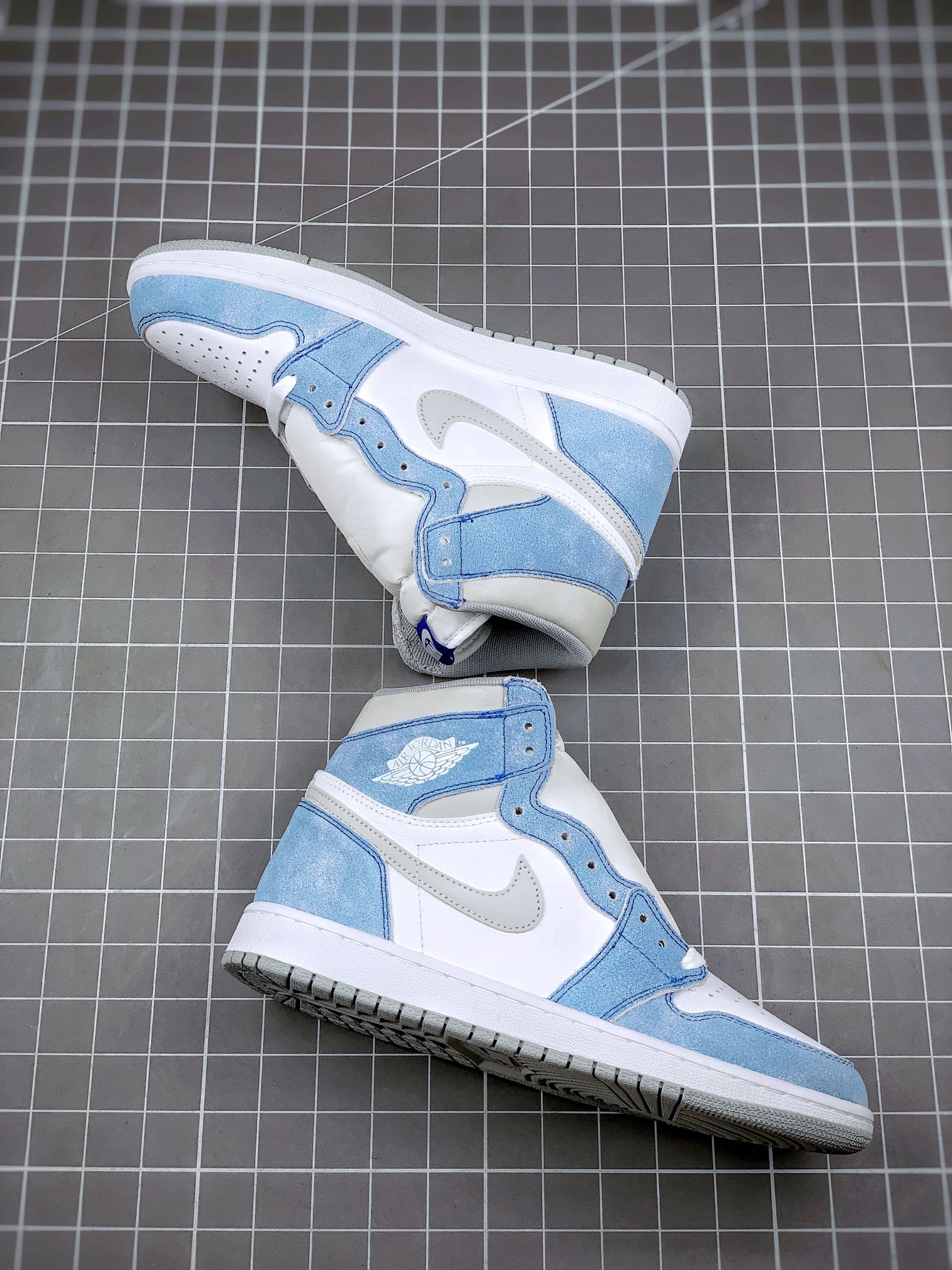 Jordan 1 Retro High OG Hyper Royal