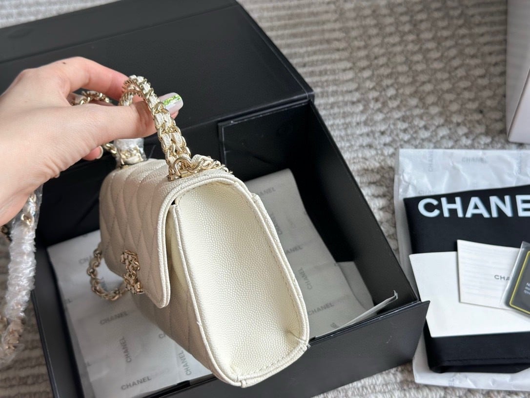 Chanel Clutch Bag With Chain In White 15Cm/5.9in