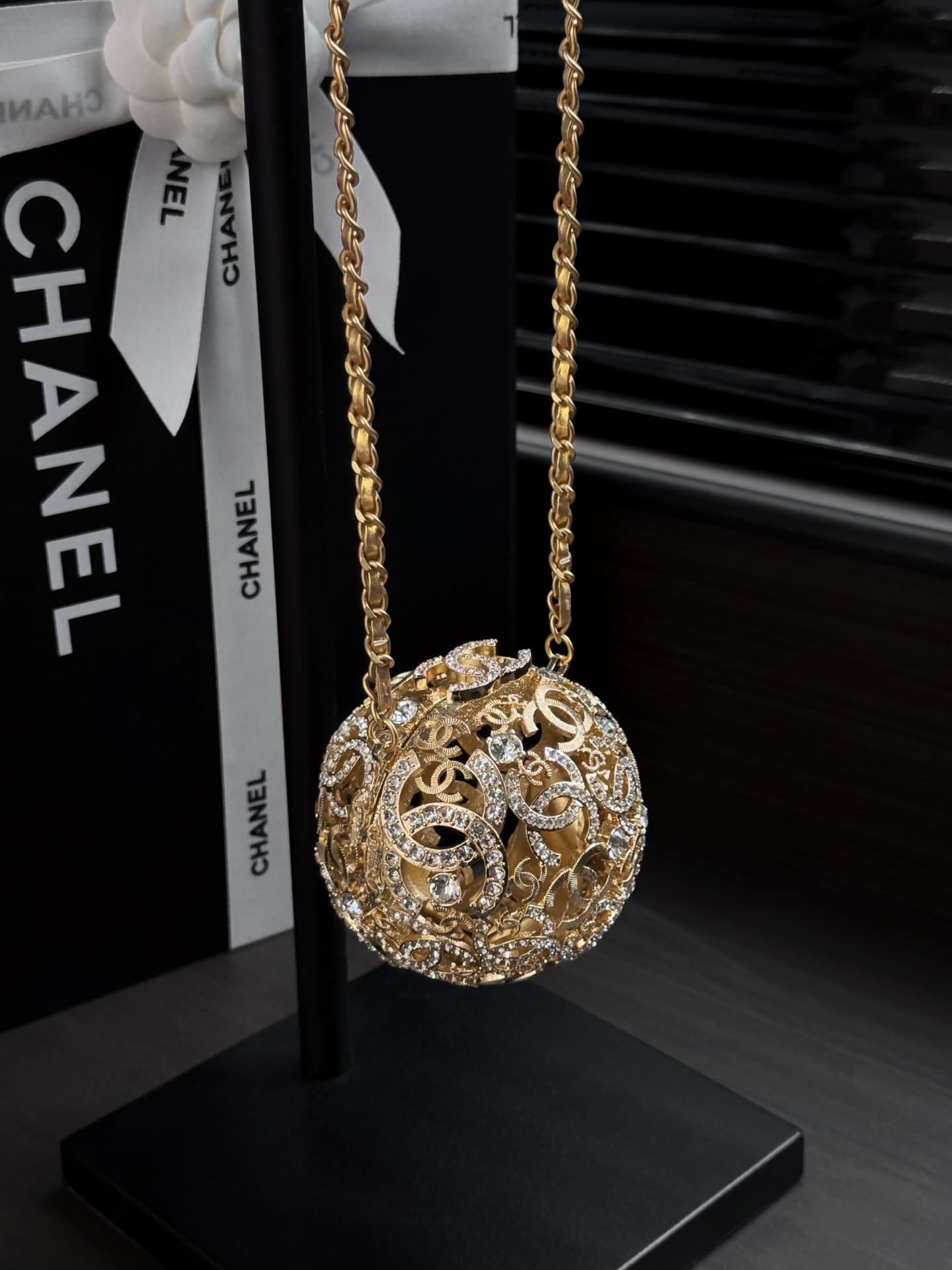 CHANEL 25A Métiers d’Art Gold Sphere Minaudière