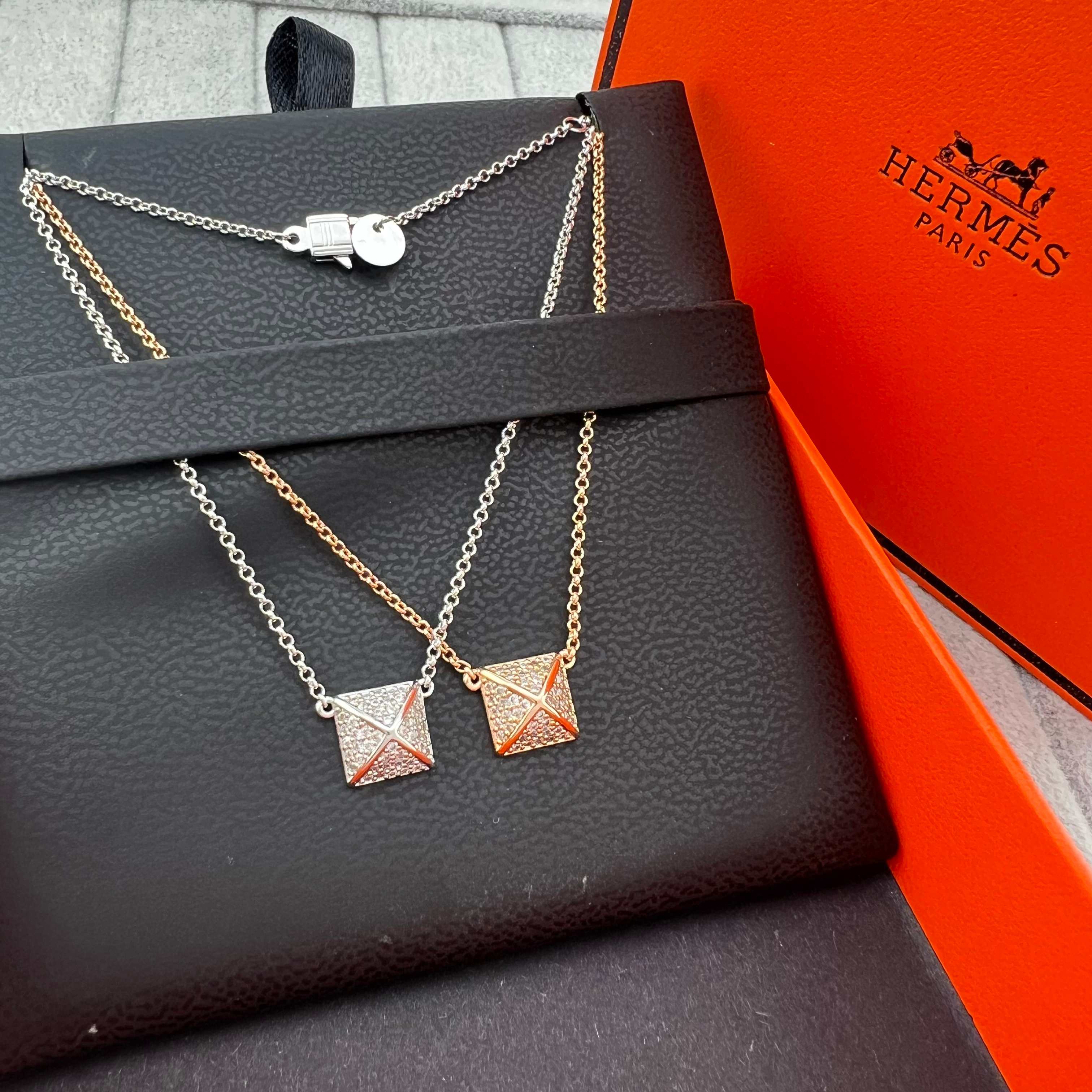 Rivet-shaped diamond necklace