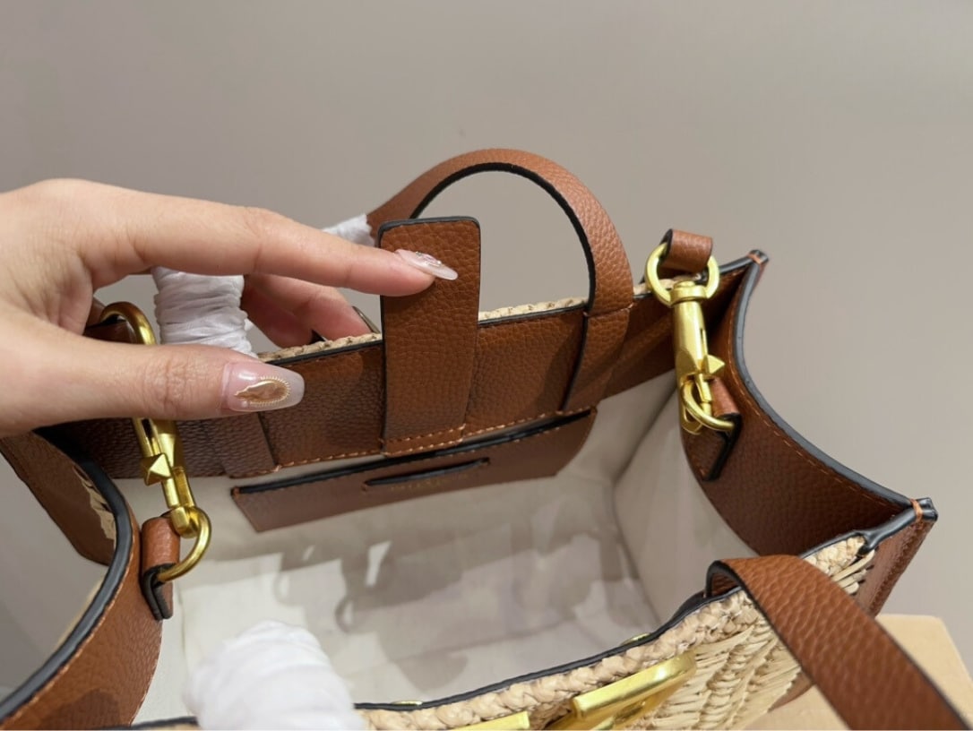 Valentino Garavani VLogo Signature Handbag With Raffia Embroidery 22Cm