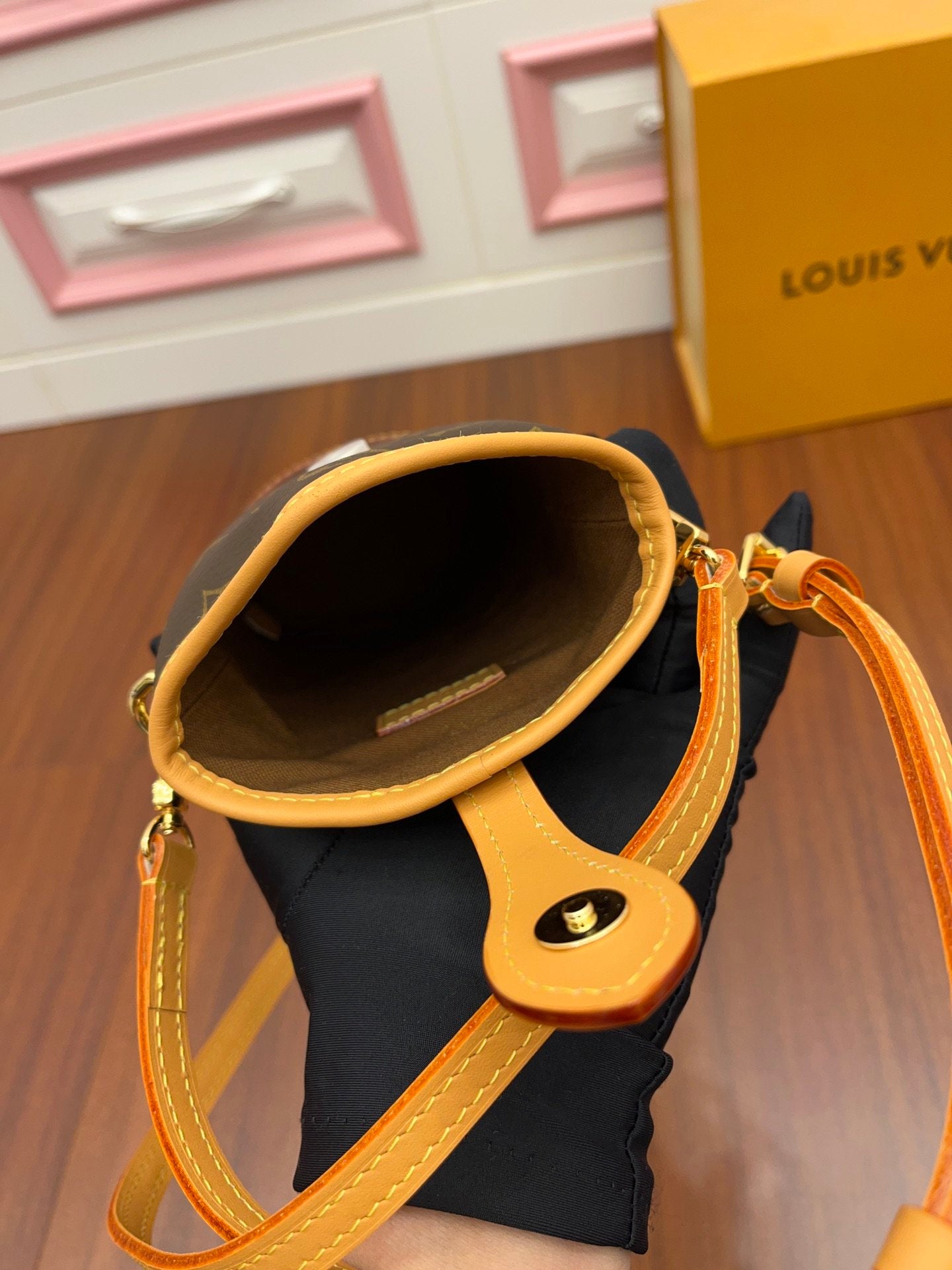 Louis Vuitton Fold Me Pouch 18Cm