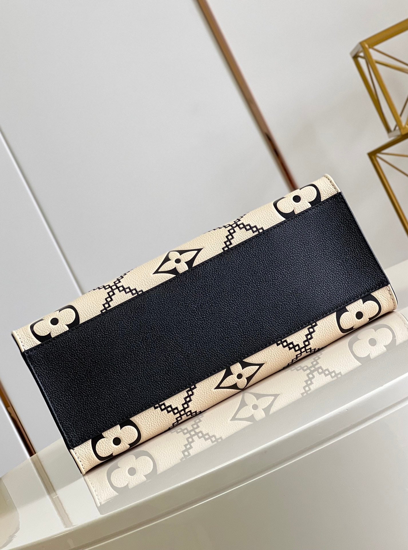 Louis Vuitton Onthego MM Tote Monogram Cream Beige Black 35cm
