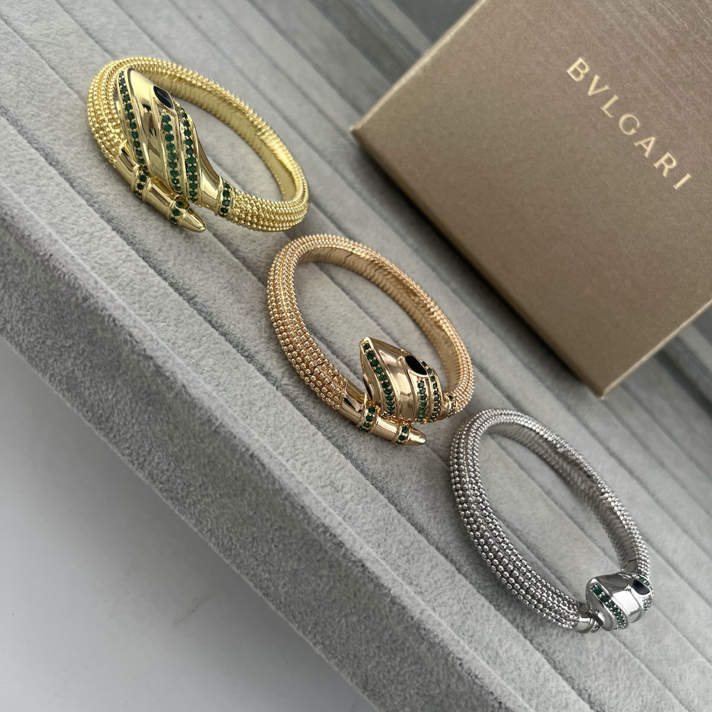 Snake-head green diamond and pearl twisted-arm spring bracelet