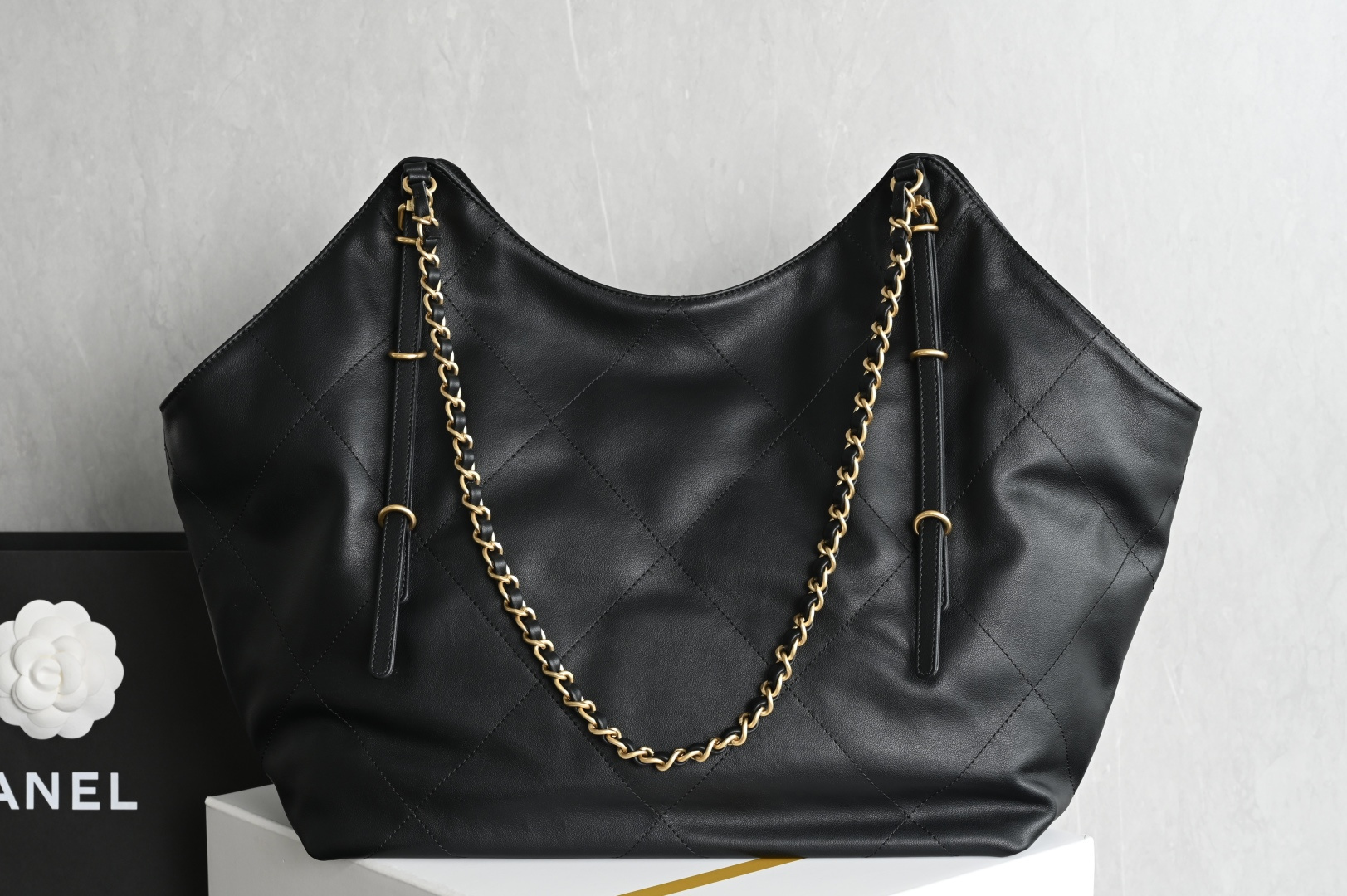 25S Hobo Tote Shopping Bag in Black Quilted Montebello Calfskin with Gold-Tone Hardware