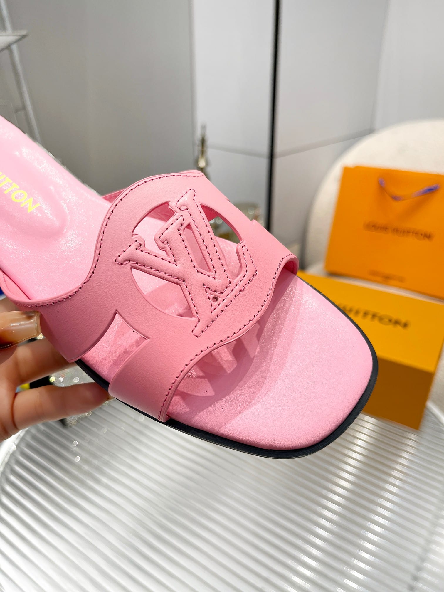 Louis Vuitton Lv Isola Flat Mule Pink 1Abp3Q