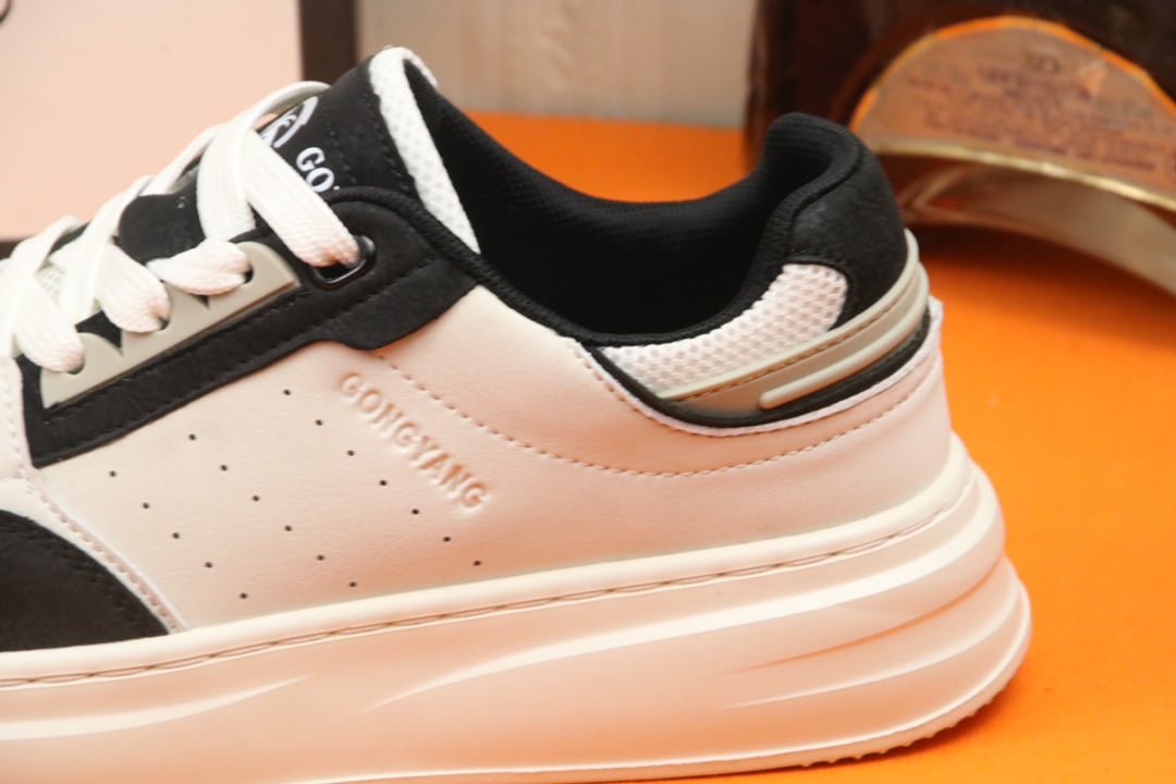 Gucci Gg Sneaker Leather In White And Black