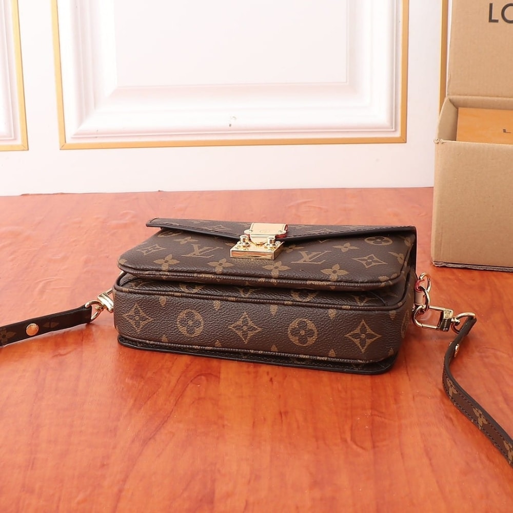 Louis Vuitton Pochette Métis East West Monogram Canvas Brown 21Cm M46279