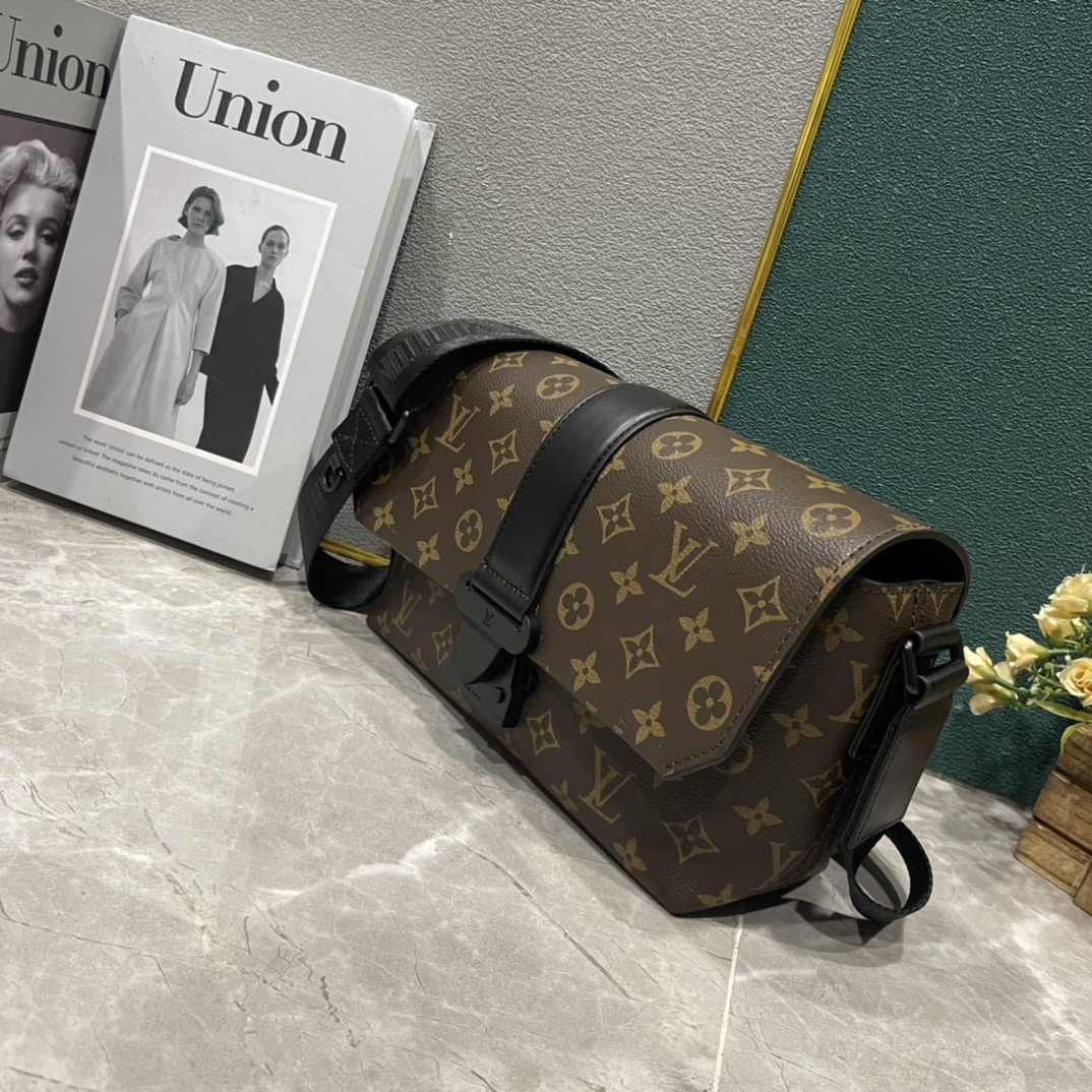 Louis Vuitton S Cape Messenger Monogram Brown 28Cm