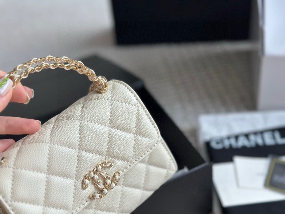 Chanel Clutch Bag With Chain In White 15Cm/5.9in