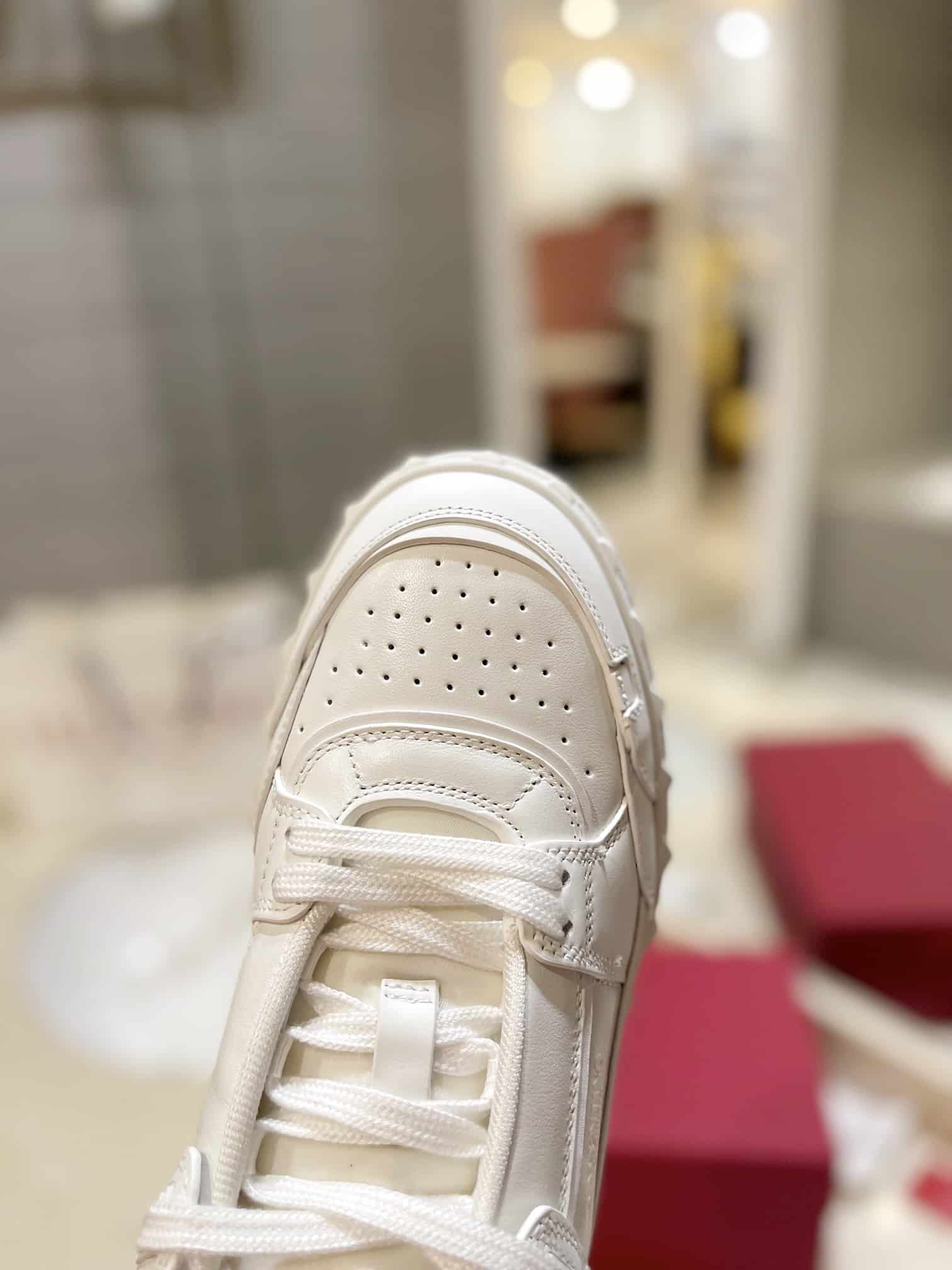 Valentino Garavani Freedots Low Top Sneaker In Calfskin White 4Y2S0H43Rdg 0Bo