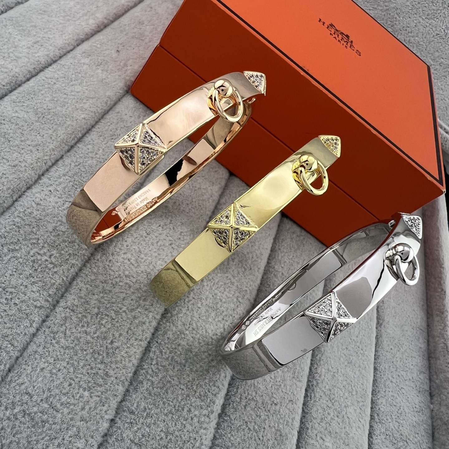 Pyramid-shaped diamond-set bracelet