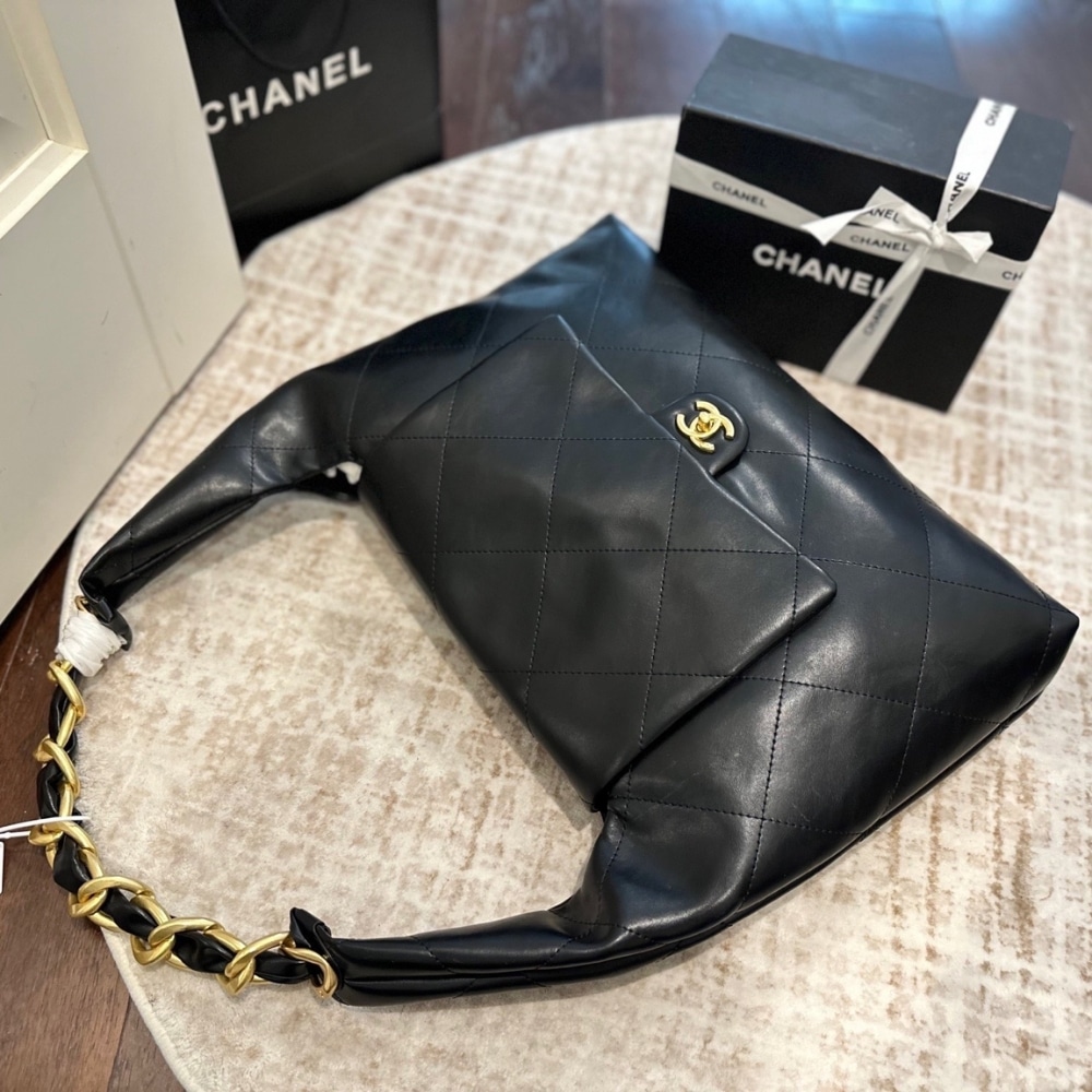 Chanel Maxi Hobo Bag Black Leather 43Cm AS5839 B22140 94305