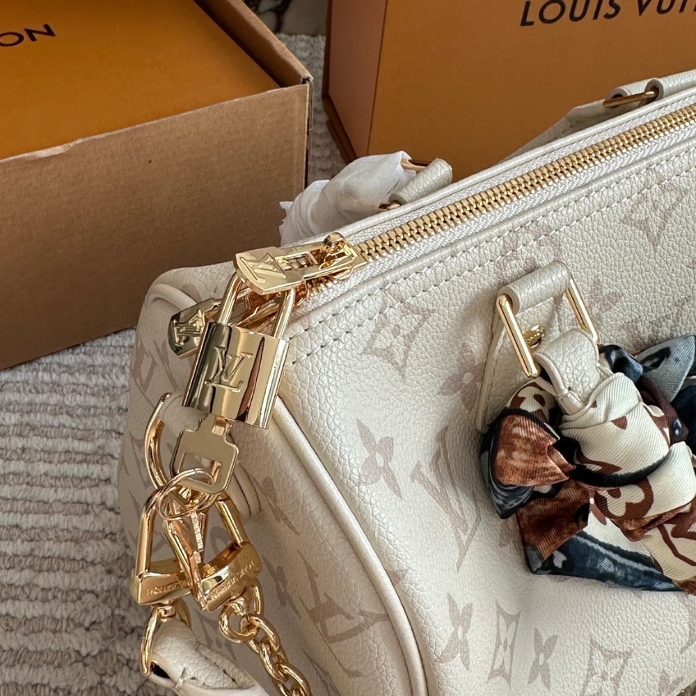 Louis Vuitton Speedy Bandoulière 25 Cream 25Cm M26690