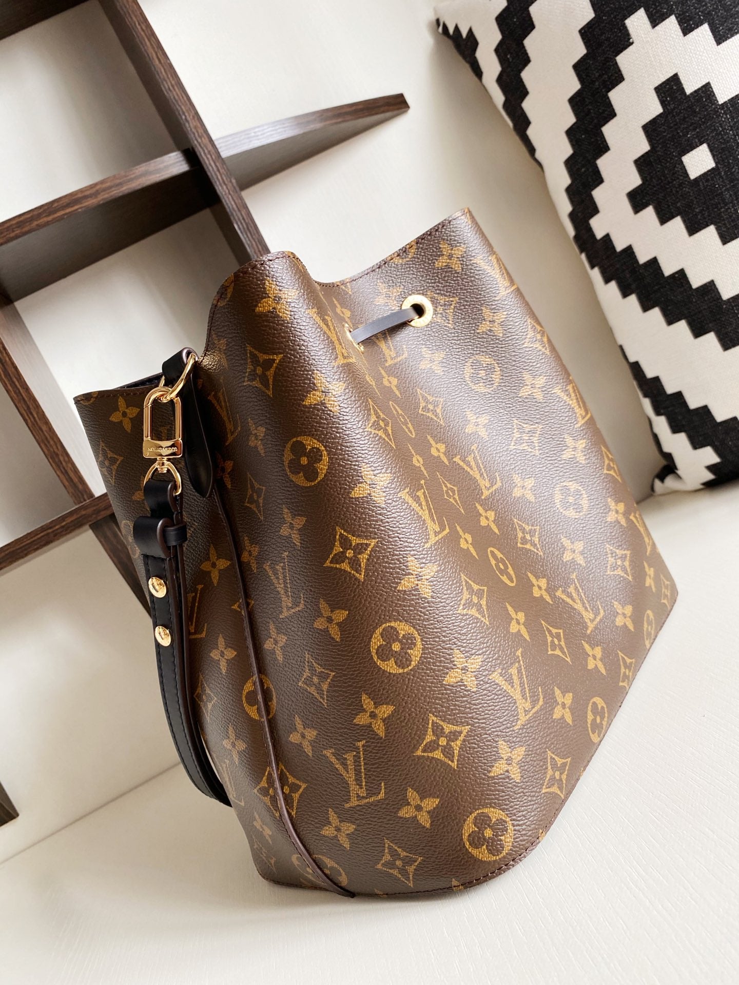 Louis Vuitton Neonoe Mm Black