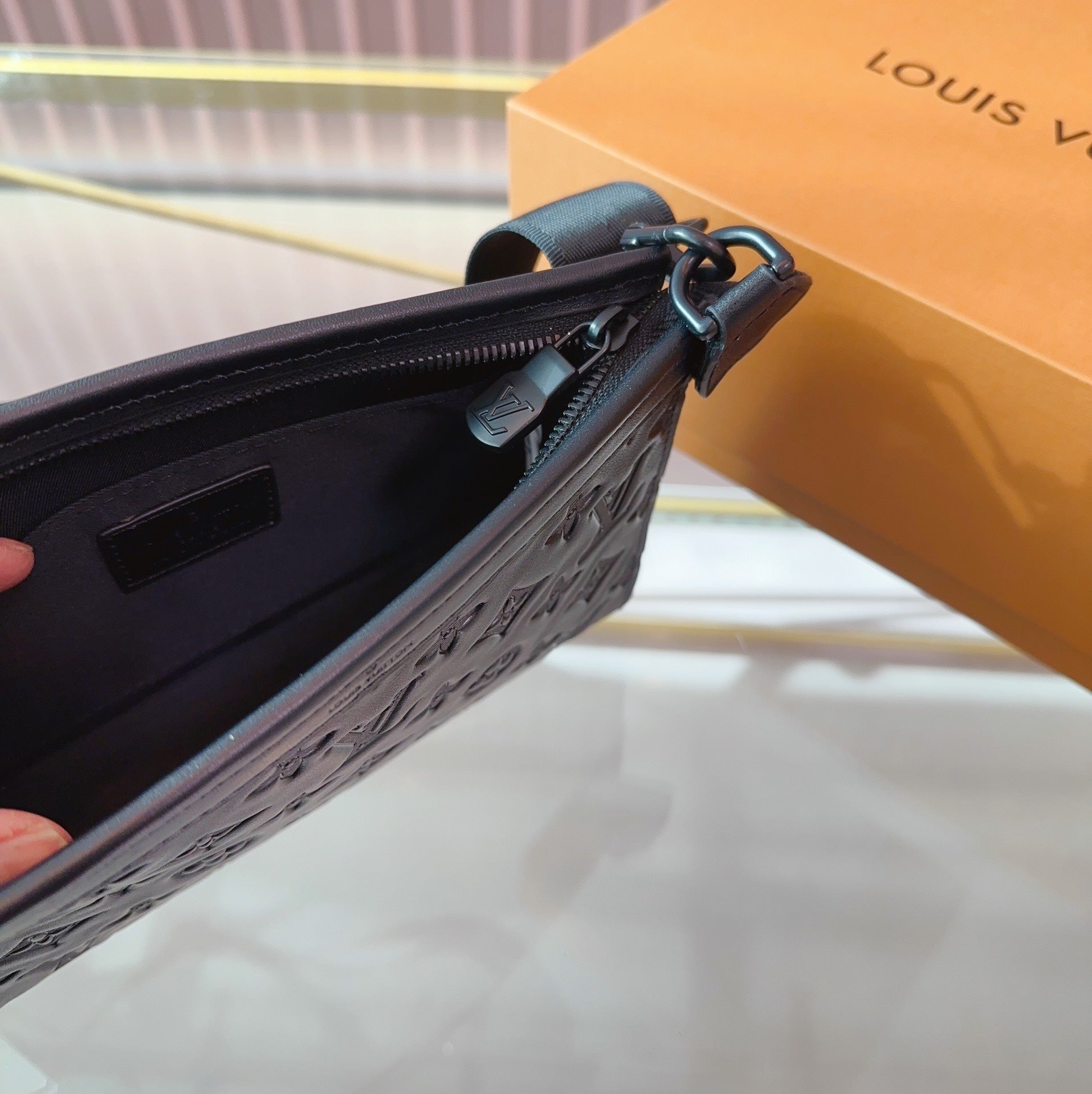 Louis Vuitton Gaston Wearable Black 22Cm M81115