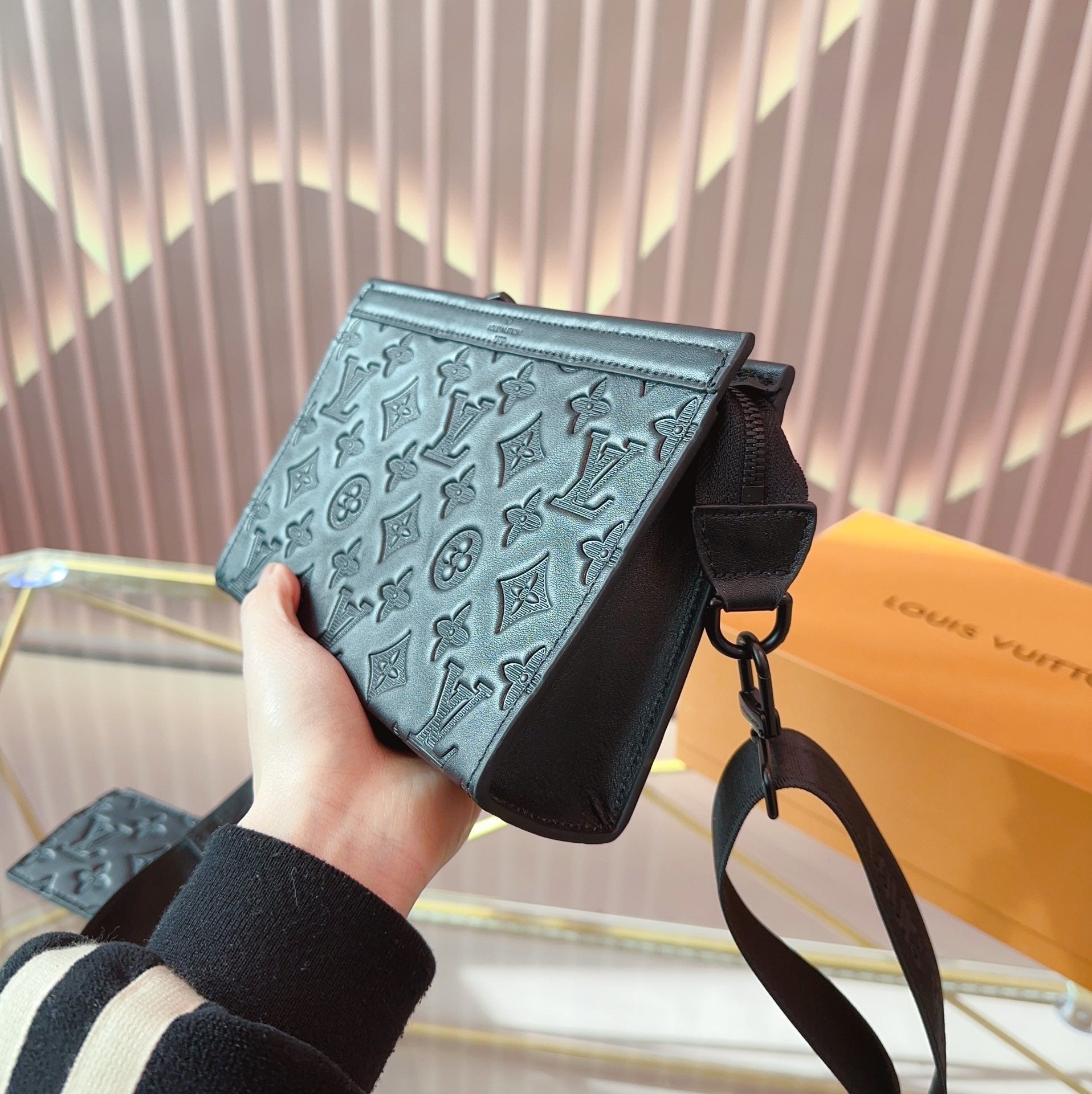 Louis Vuitton Gaston Wearable Black 22Cm M81115