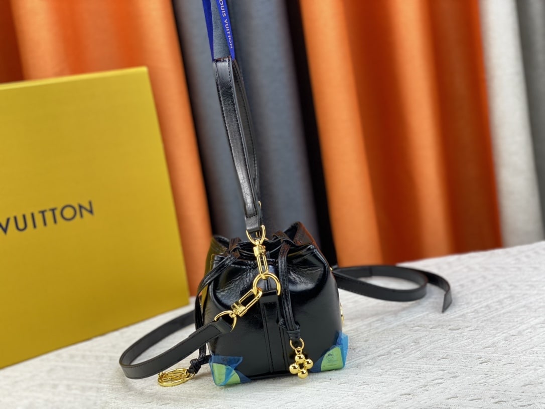Louis Vuitton Néo Purse Lv Charms Black 15Cm M82886