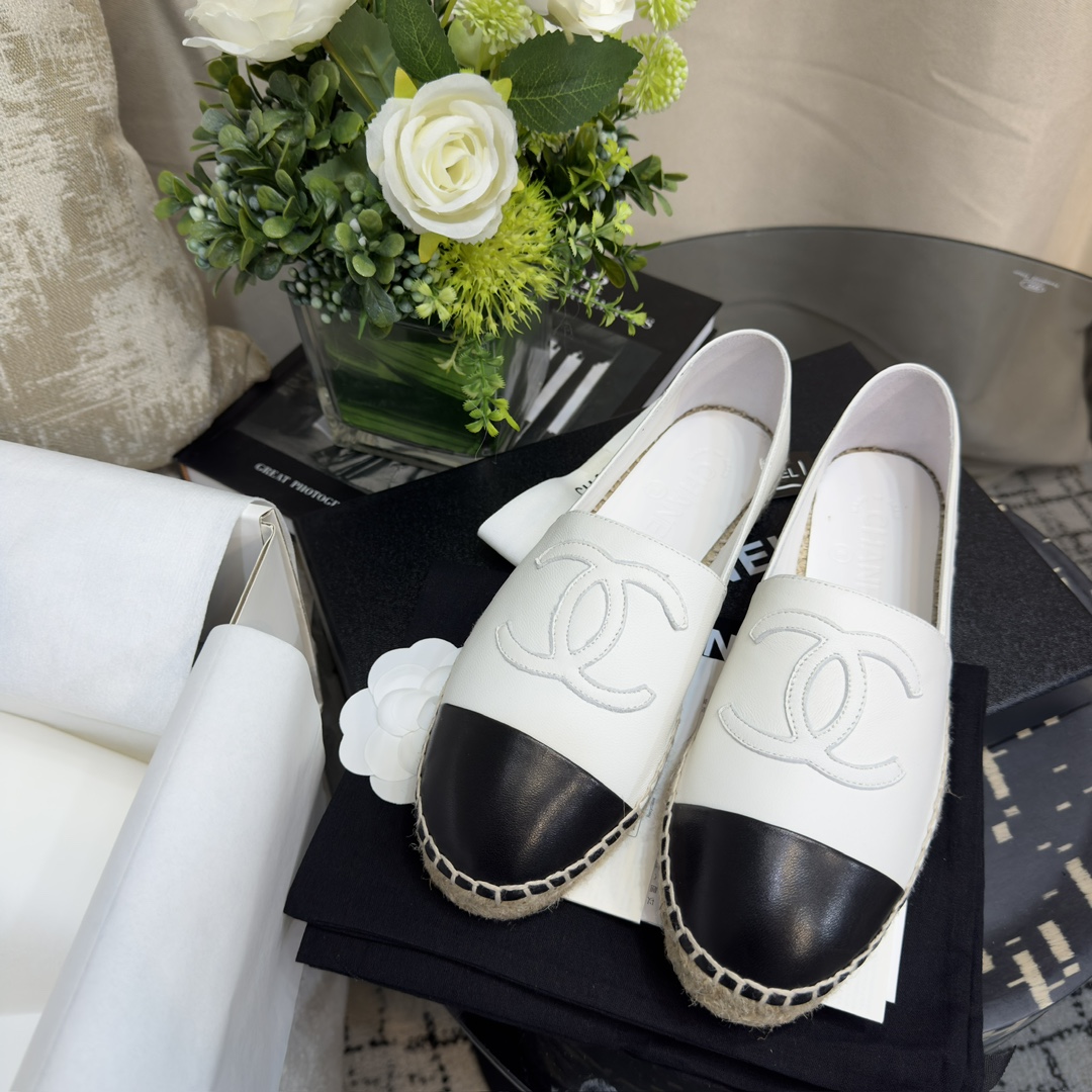CHANEL Lazy fisherman shoes-white