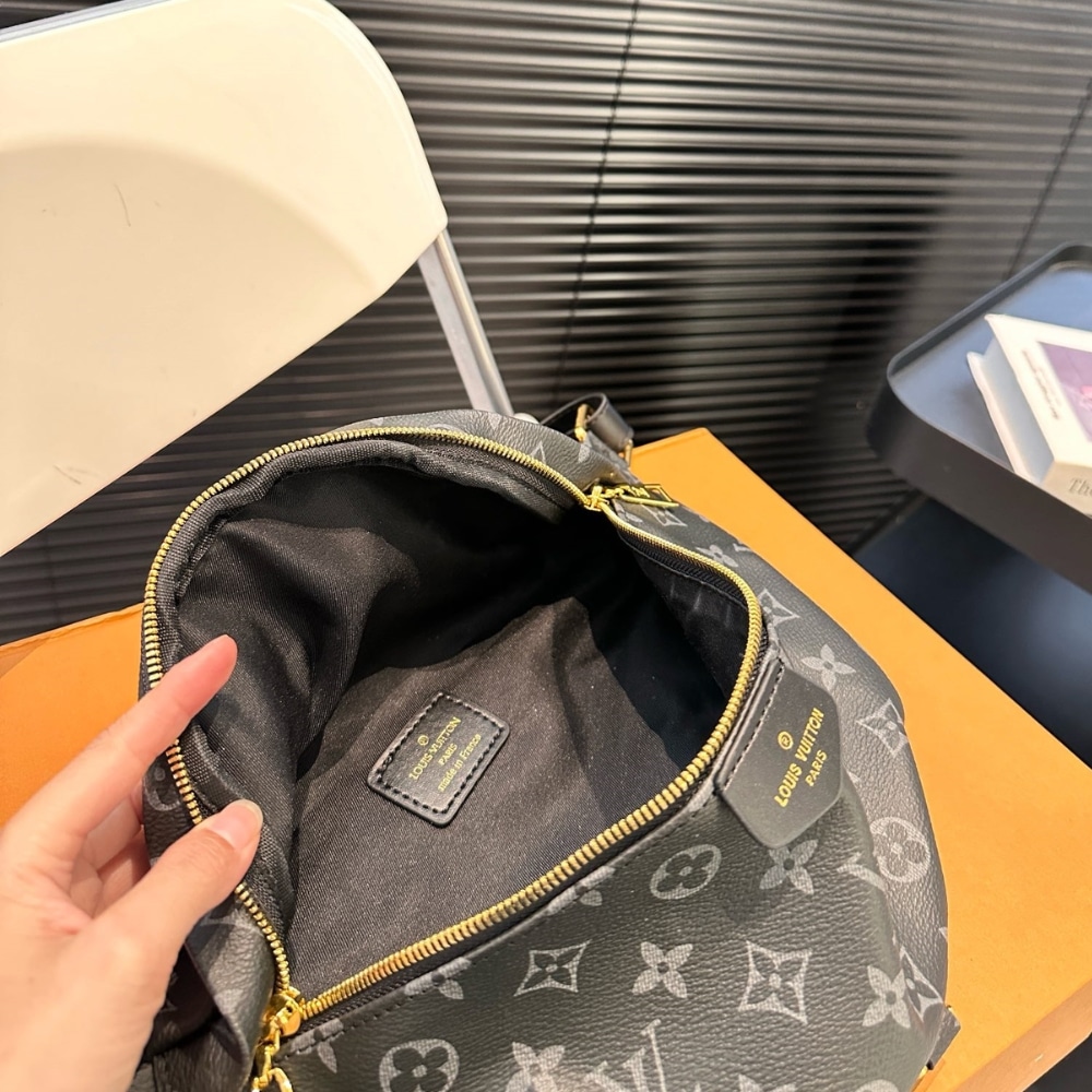 Louis Vuitton Discovery Bumbag PM Monogram Eclipse Black 39Cm M46035