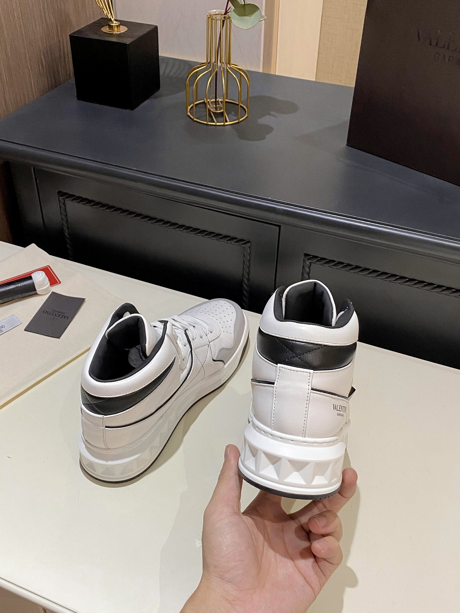 Valentino One Stud Mid-Top Calfskin Sneaker White Ys0E63Nwn 0N2