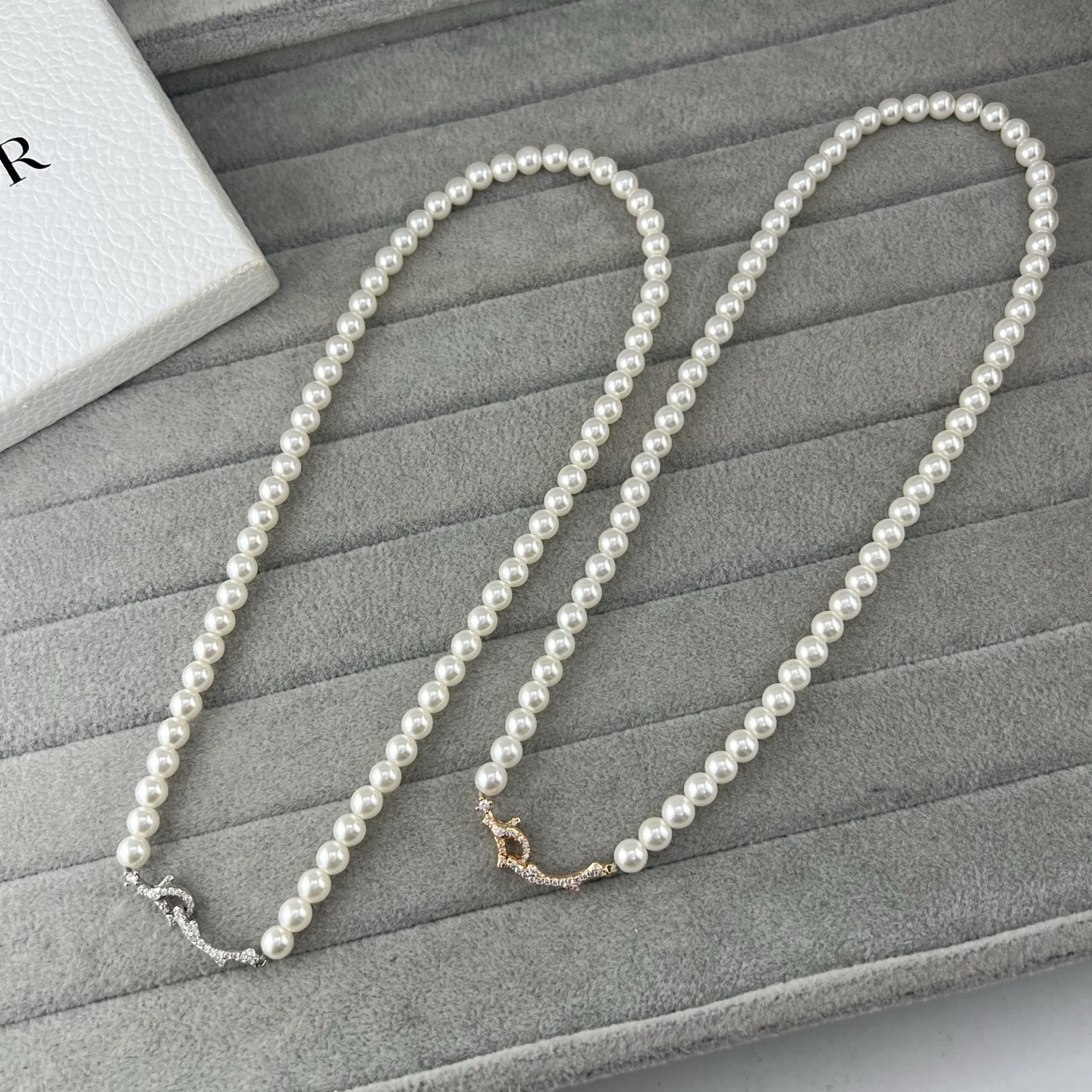 Pearl Necklace with Diamond-Encrusted Branch-Like Stems