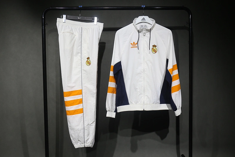 Player Real Madrid Retro Windbreaker Kit