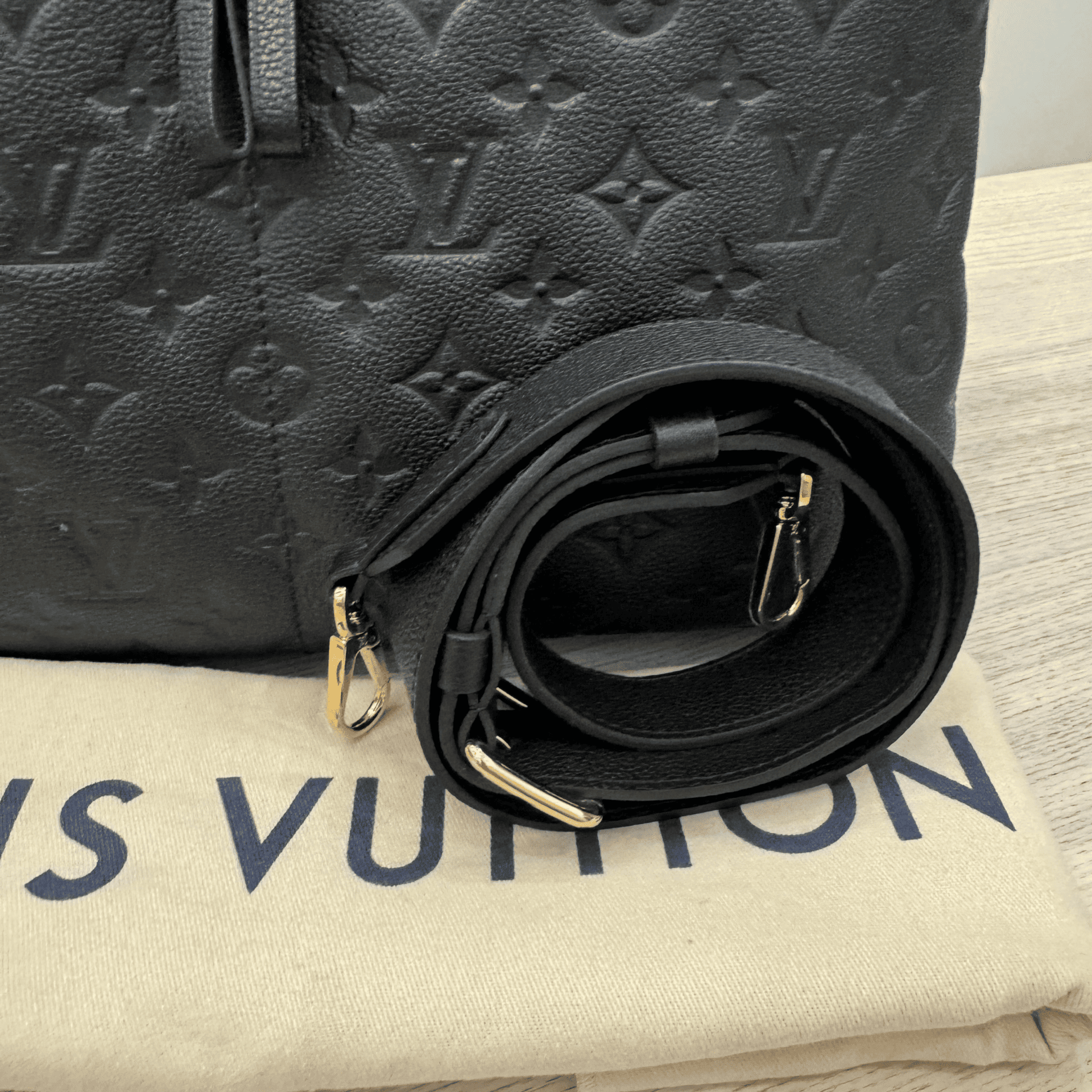Louis Vuitton Empreinte Maida Hobo Black 32Cm M45522