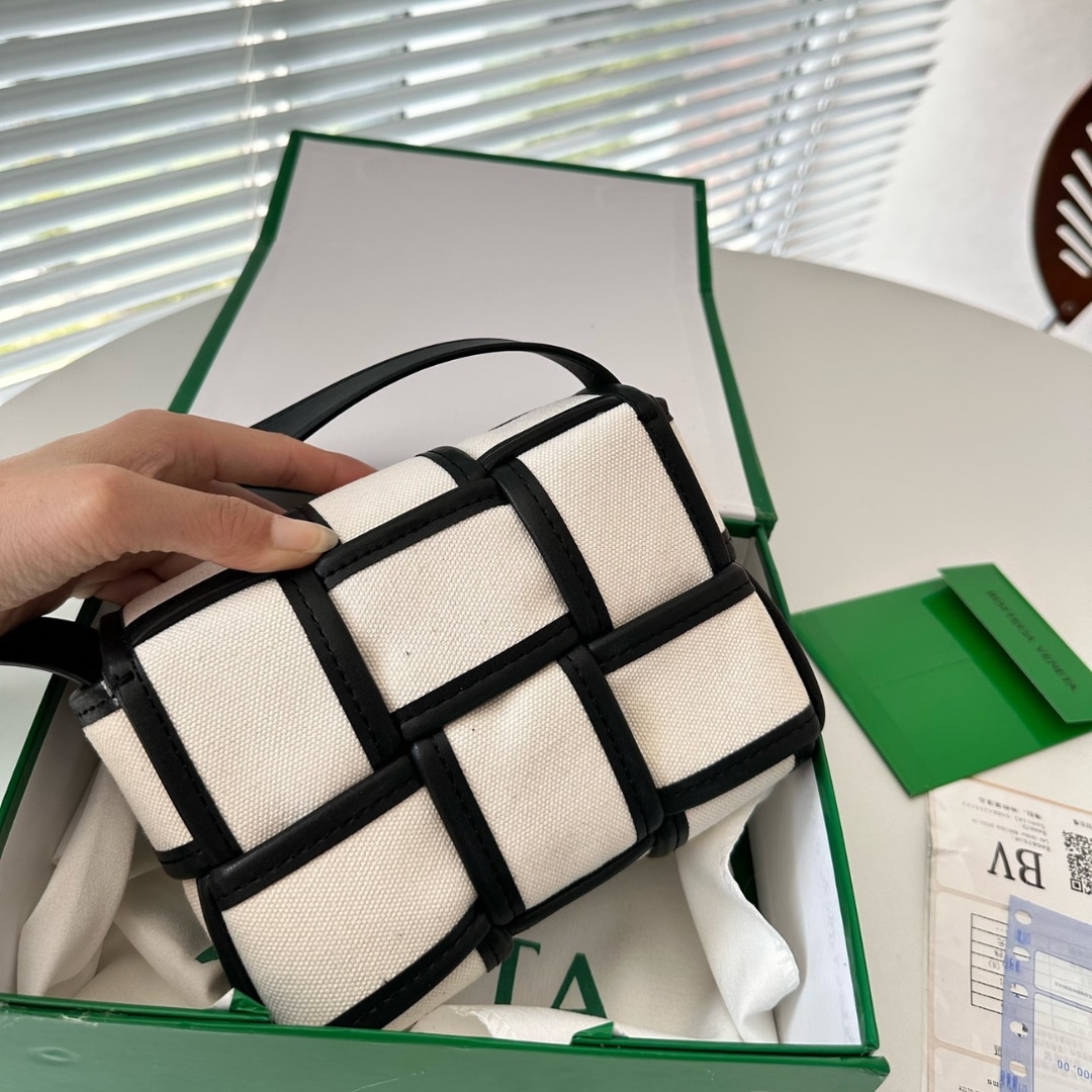 Bottega Veneta Mini Bag Natural Black 17Cm