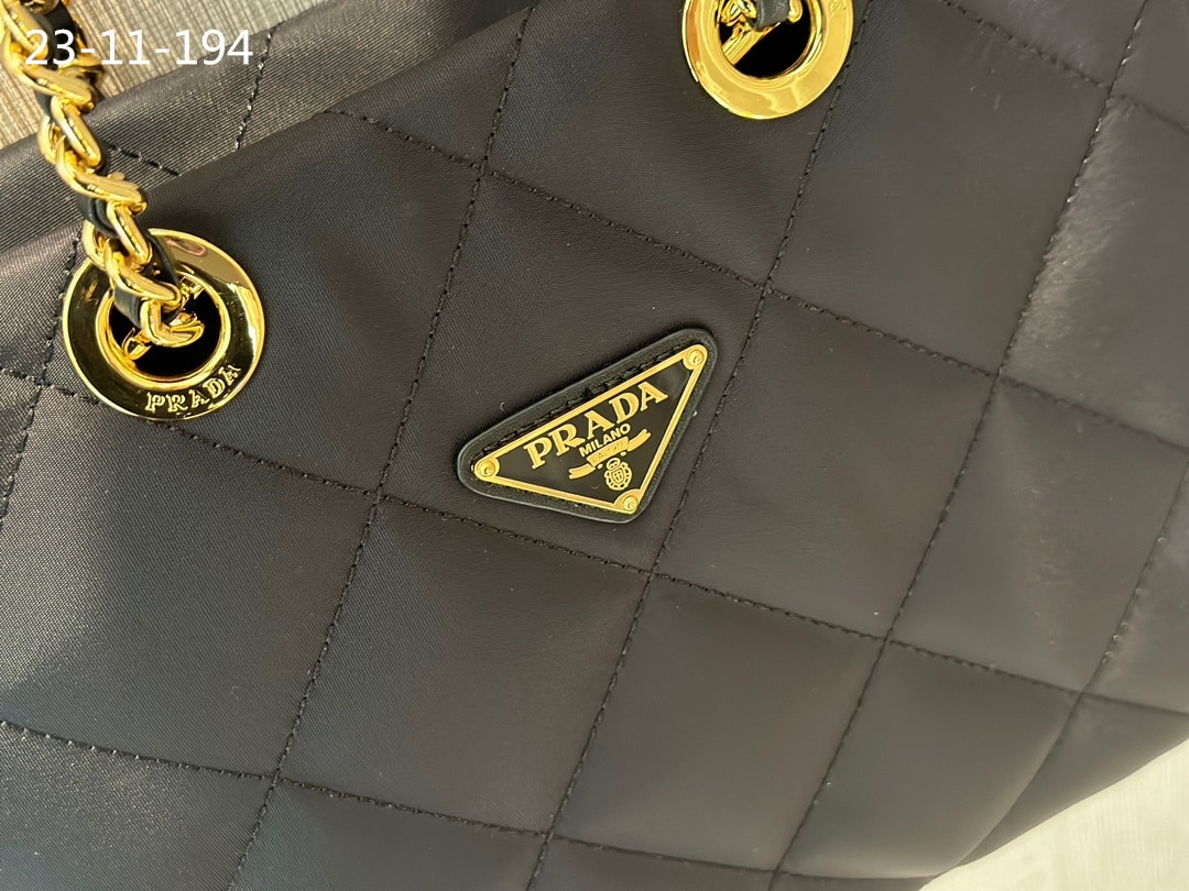 Prada Re Edition 1995 Chaîne Re Nylon Tote Bag Black 26Cm