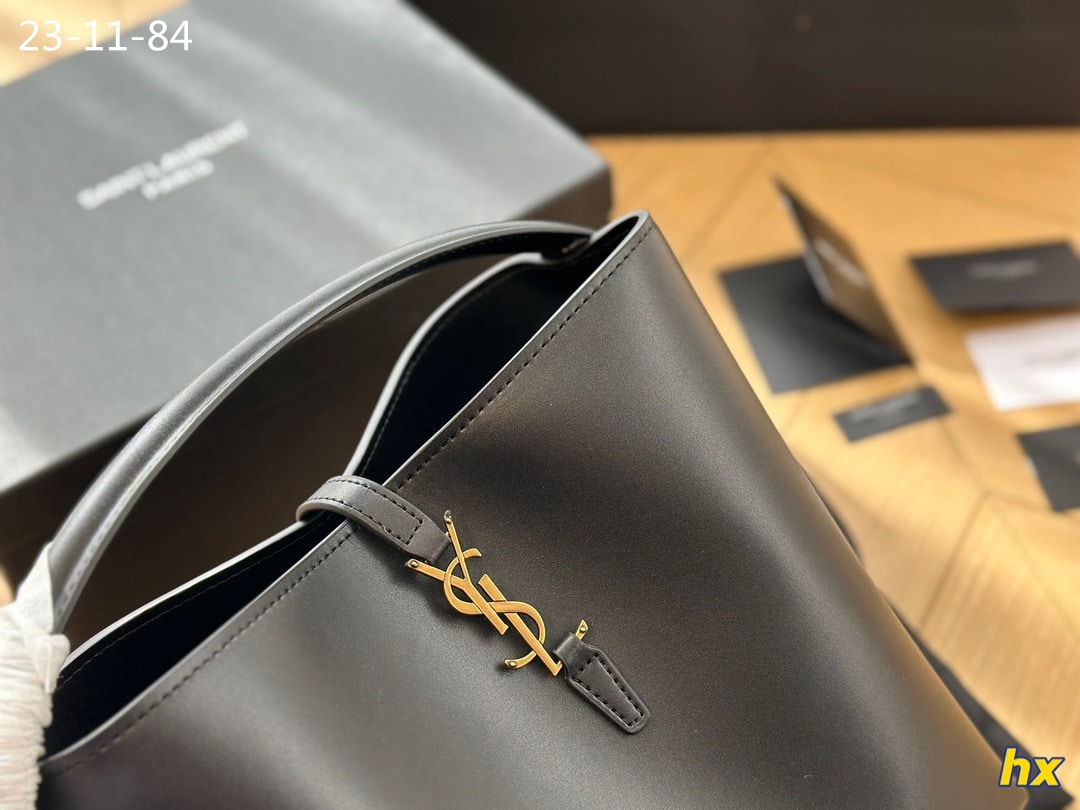 Saint Laurent Le 37 In Shiny Leather Black 25Cm