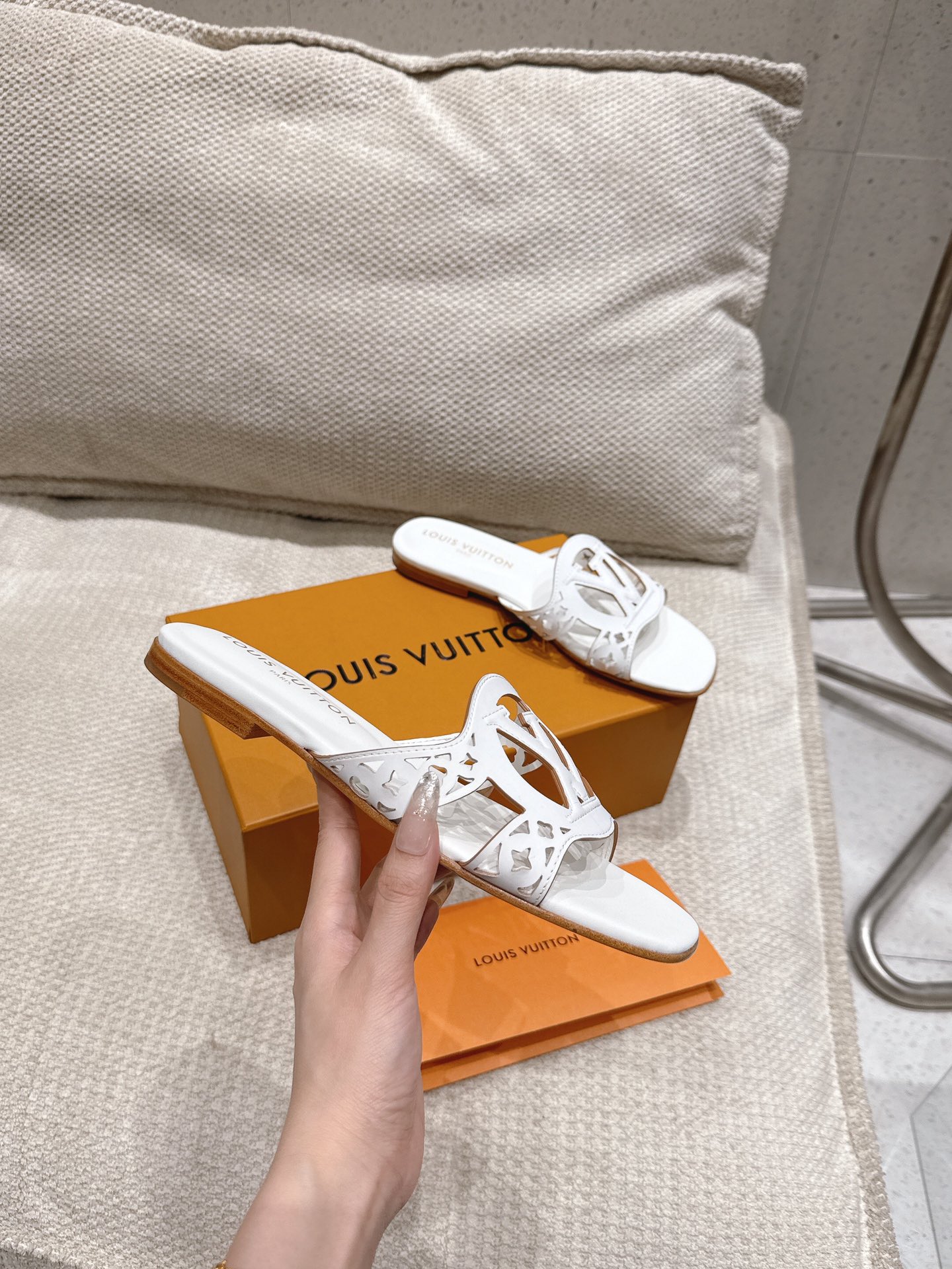 Louis Vuitton LV Isola Flat Mule White 1AGYPA