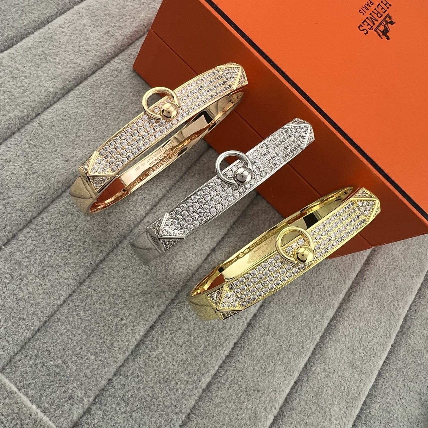 Pyramid-shaped half-diamond bracelet
