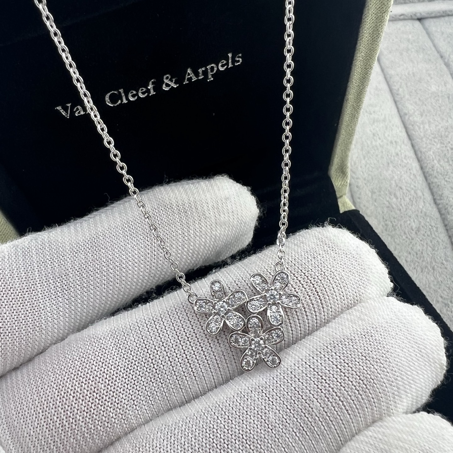Socrate 3‑Flower Pendant Necklace