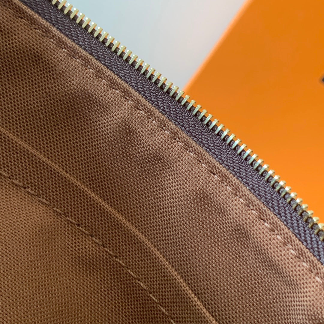 Louis Vuitton Pochette Accessoires 23.5 Cm