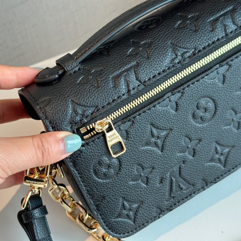 Louis Vuitton Pochette Métis East West Bag Black 21Cm M46595
