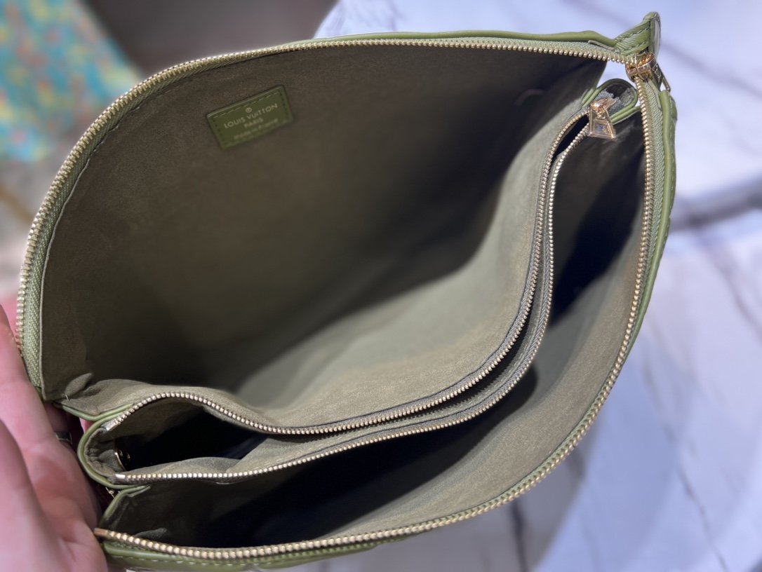 Louis Vuitton Coussin Mm 34Cm Khaki