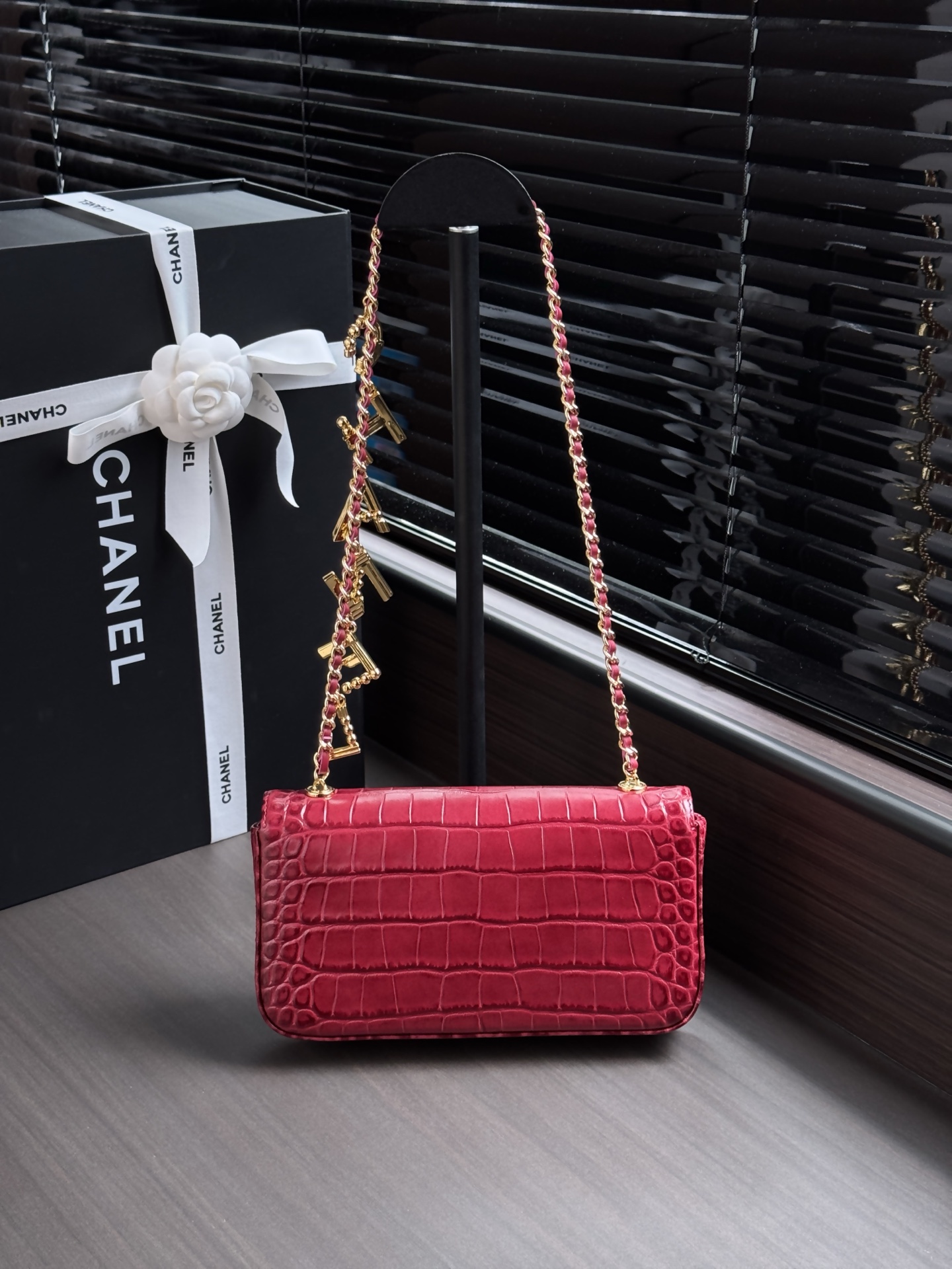 CHANEL  Crocodile-Embossed Calfskin Chain Bag
