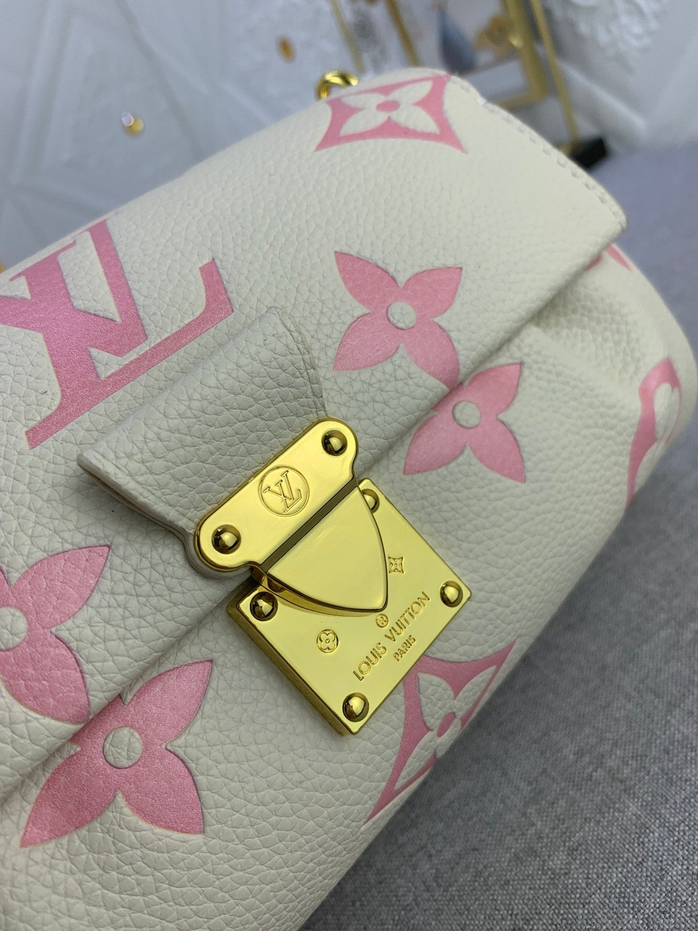 Louis Vuitton Favourite Bag Cream Beige 24Cm