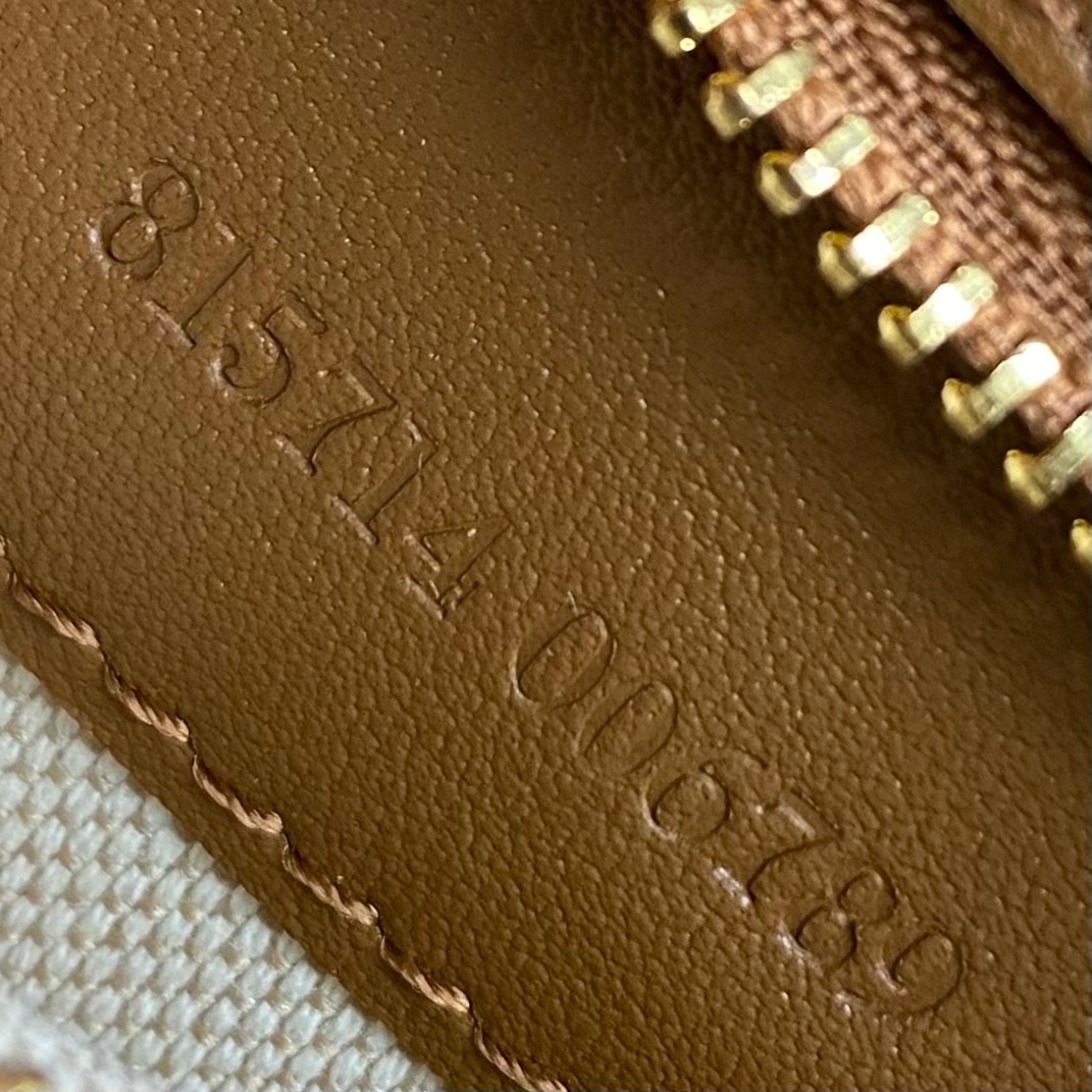 Gucci Blondie medium top handle bag
