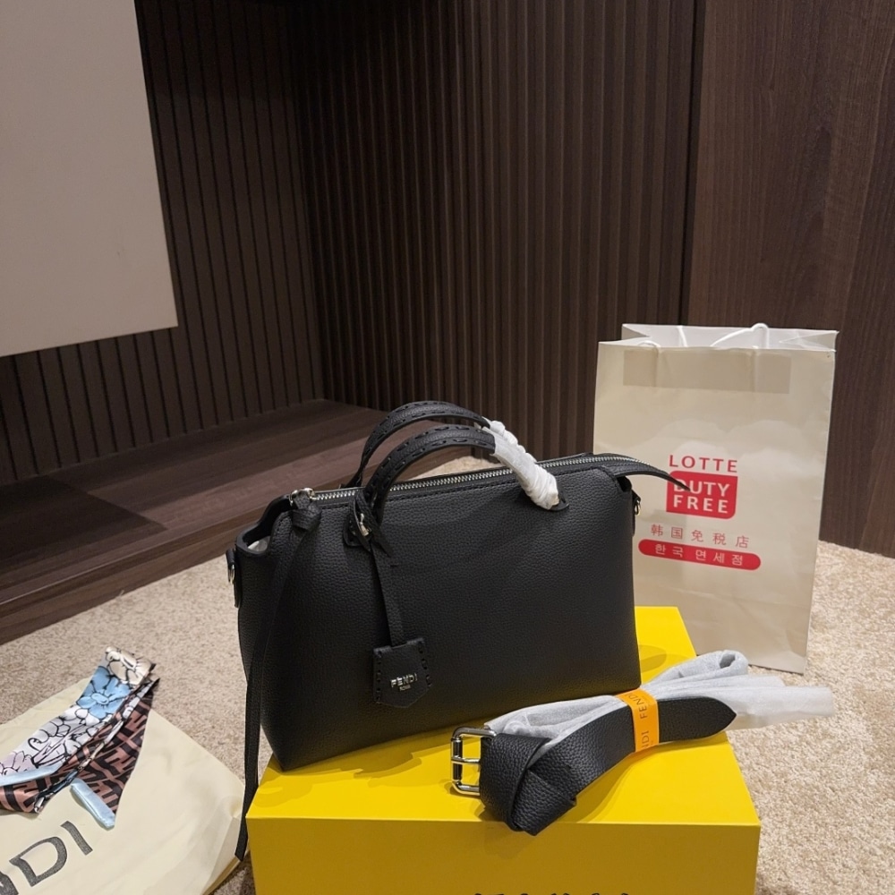 Fendi By The Way Medium Leather Boston Bag Black 20Cm