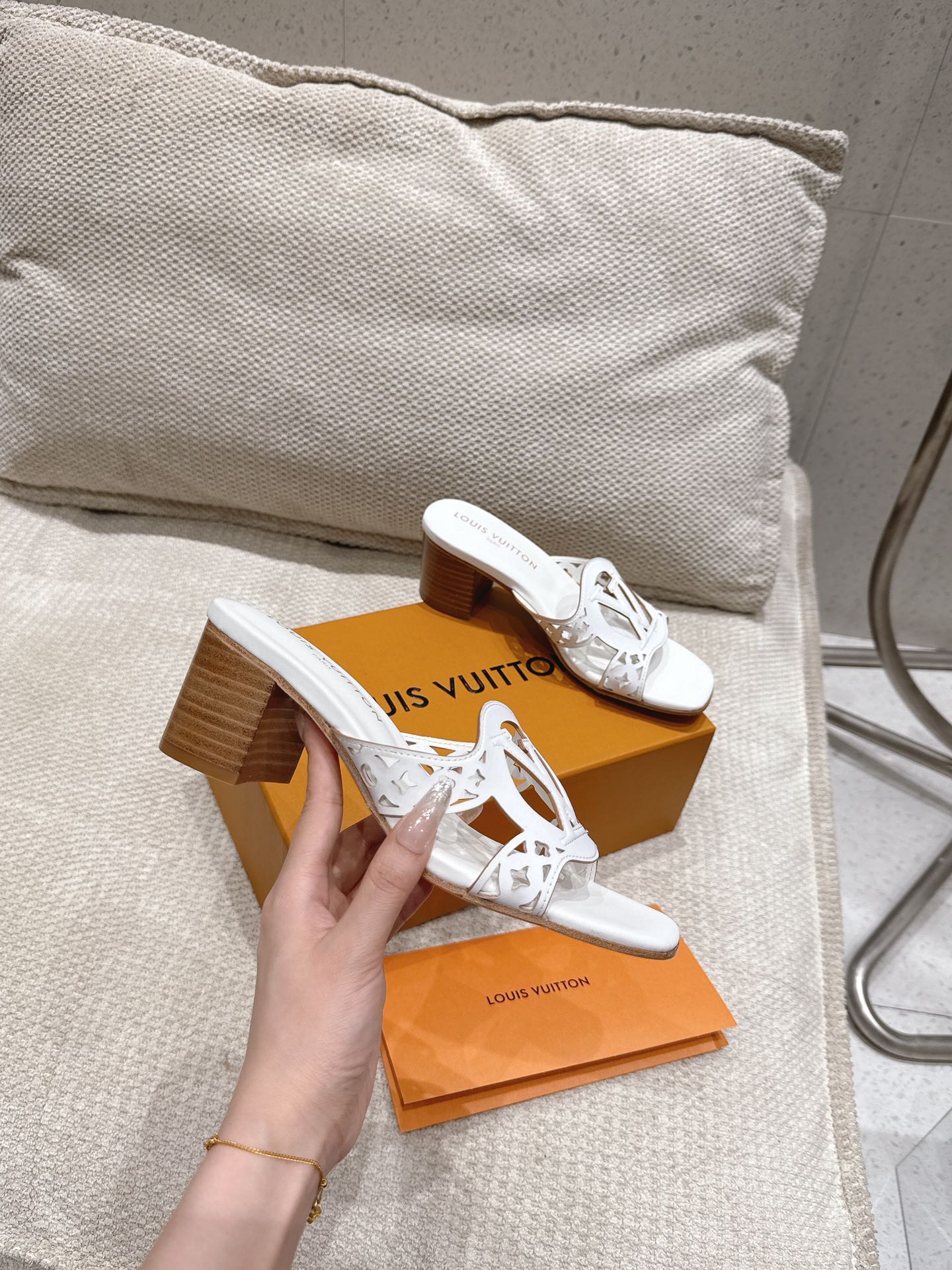 Louis Vuitton LV Isola Flat Mule White Women – 5.5cm Heel / 2.17in