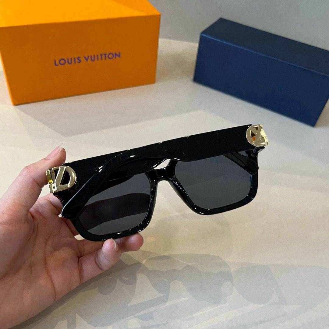 Louis Vuitton LV GO-14 Round Sunglasses