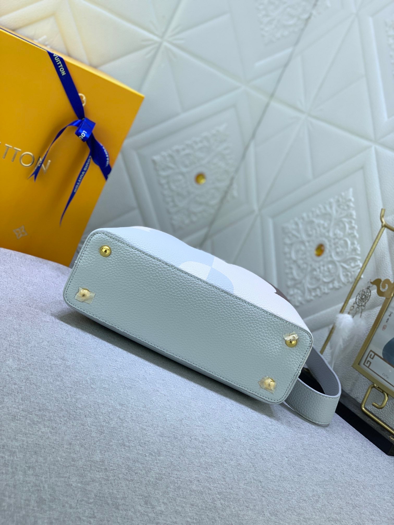 Louis Vuitton Capucines Ice Age White 27Cm
