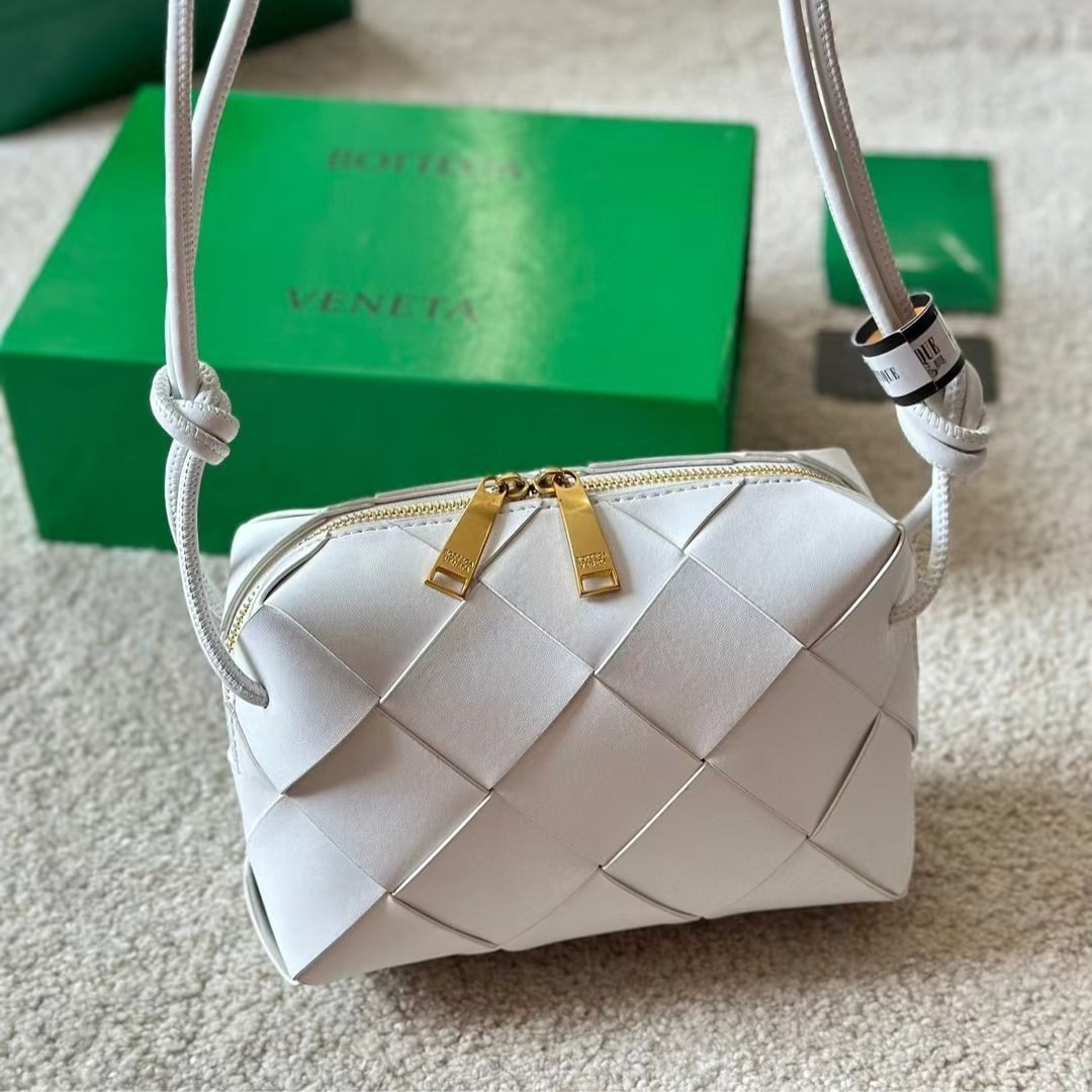 Bottega Veneta Small Camera Bag Mxn 52 400 White 18Cm