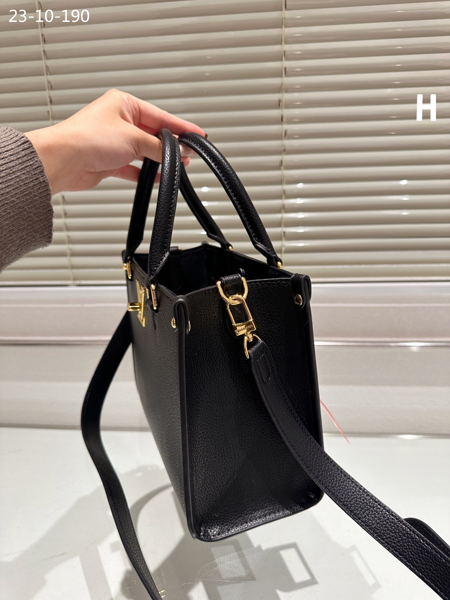 Louis Vuitton Lock Go Bags Black 25Cm M22311